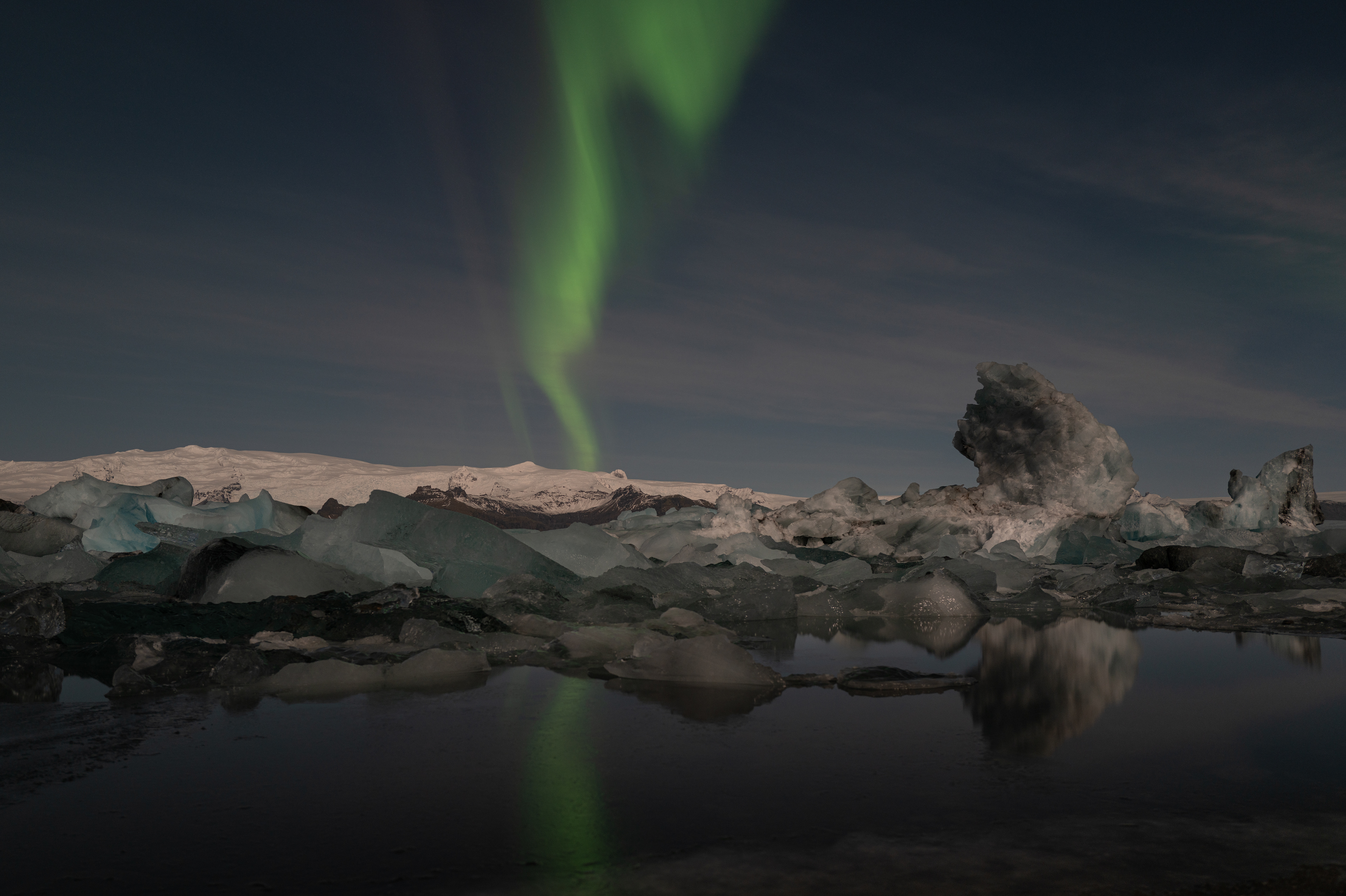 Jökulsárlón is in optimal conditions for Northern Lights with full moon, almost clear sky, and calm wind in early January