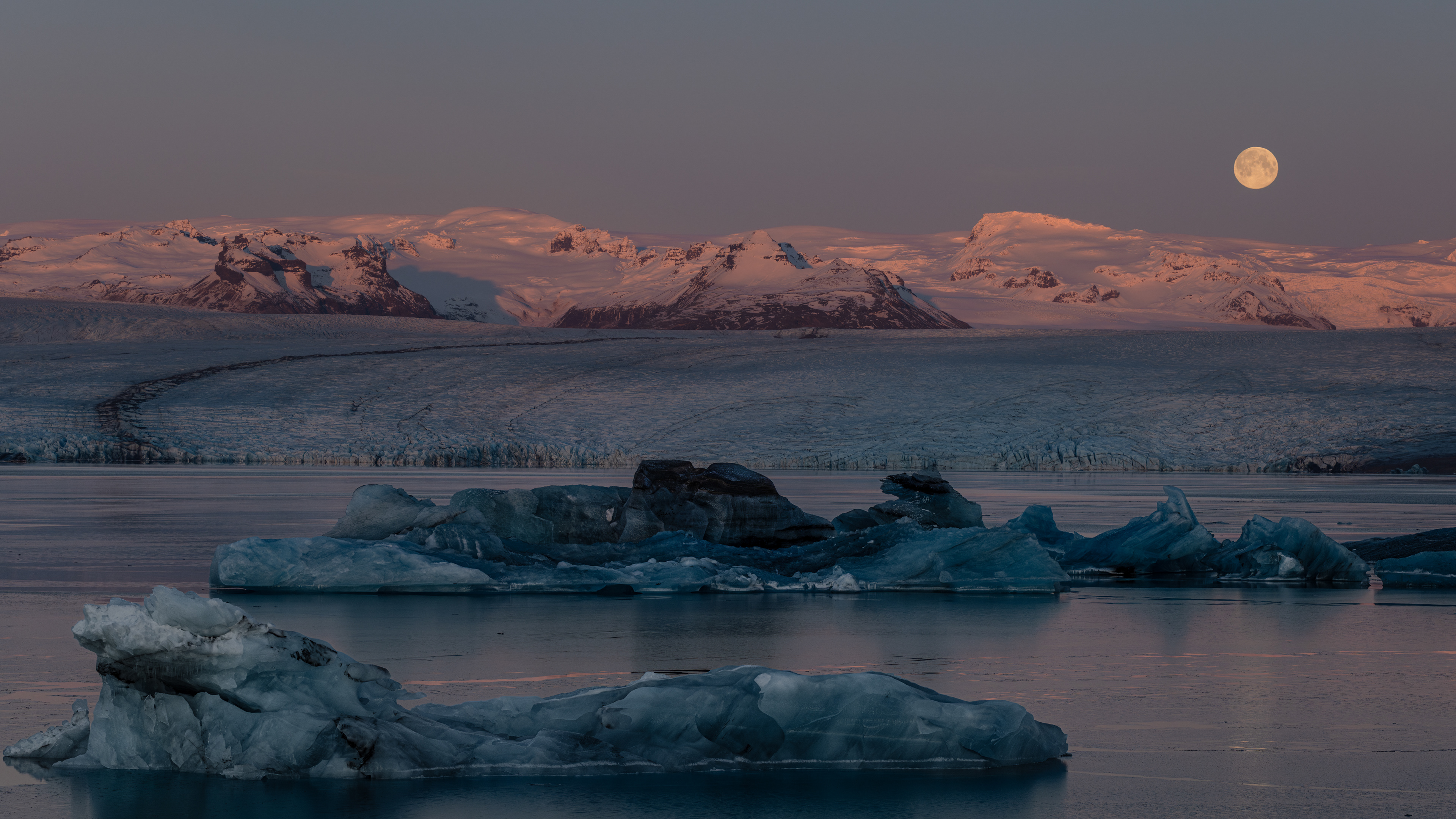 Early morning light at the Glacier Lagoon Jökulsárlón and full moon