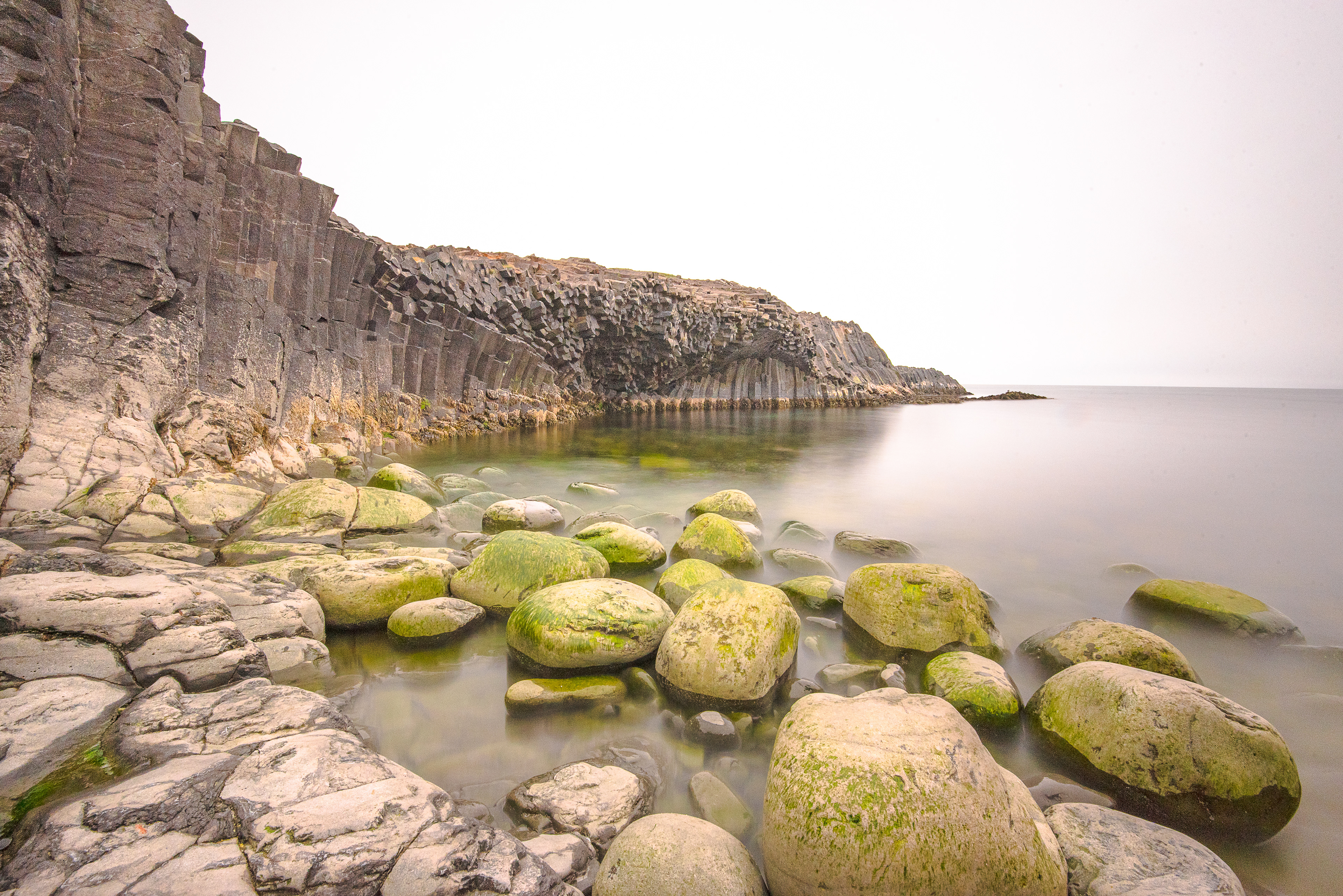 Photographing when the tide is low is an advantage at Kálfshamarsvík