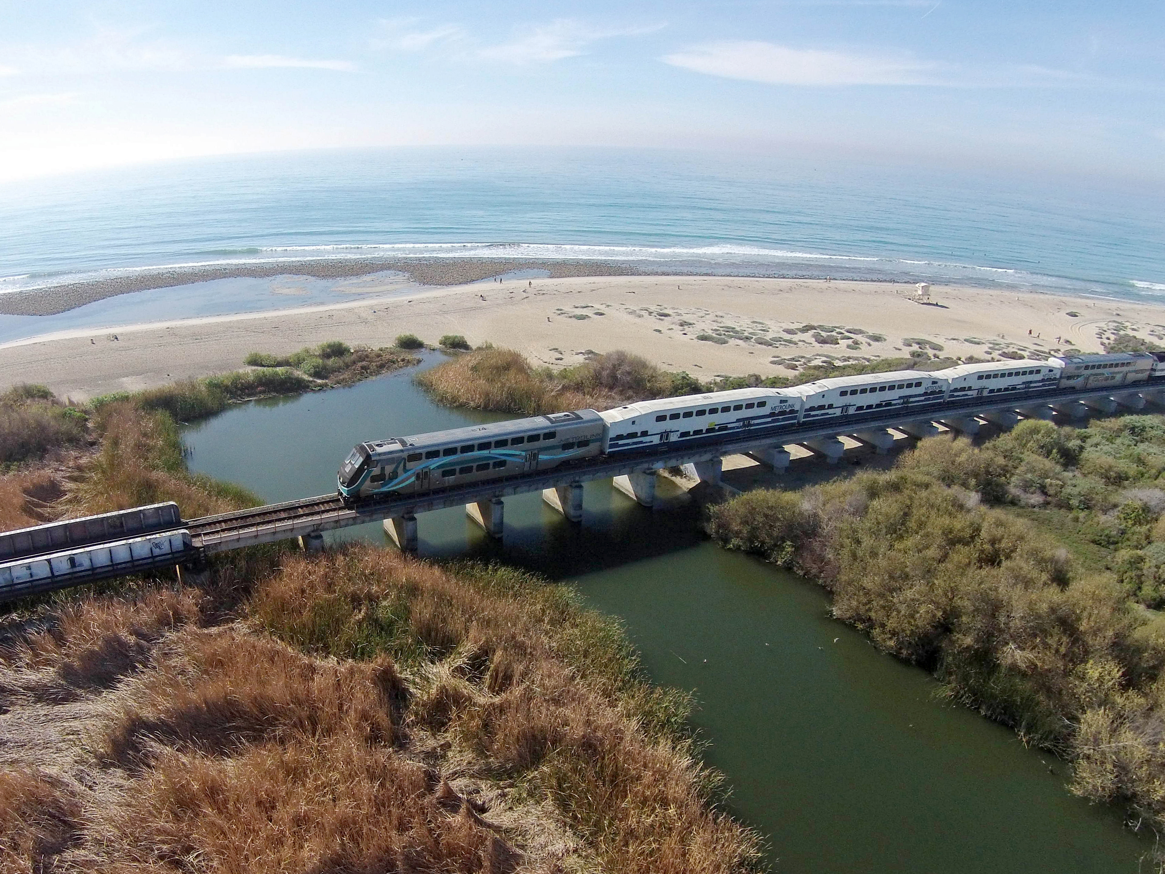Metrolink commuter train | CC BY-SA 4.0 Andrewaronoshn