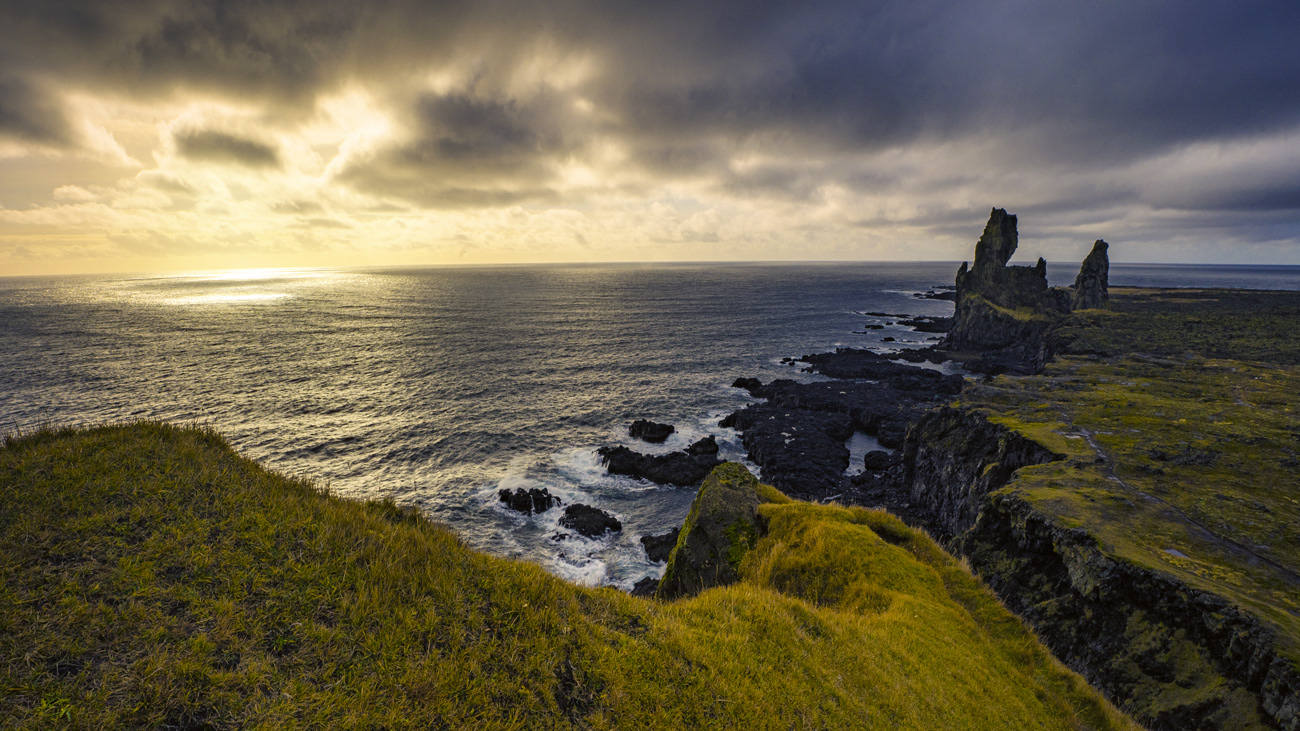Lóndrangar Cliffs - Snaefellsjokull (Iceland)