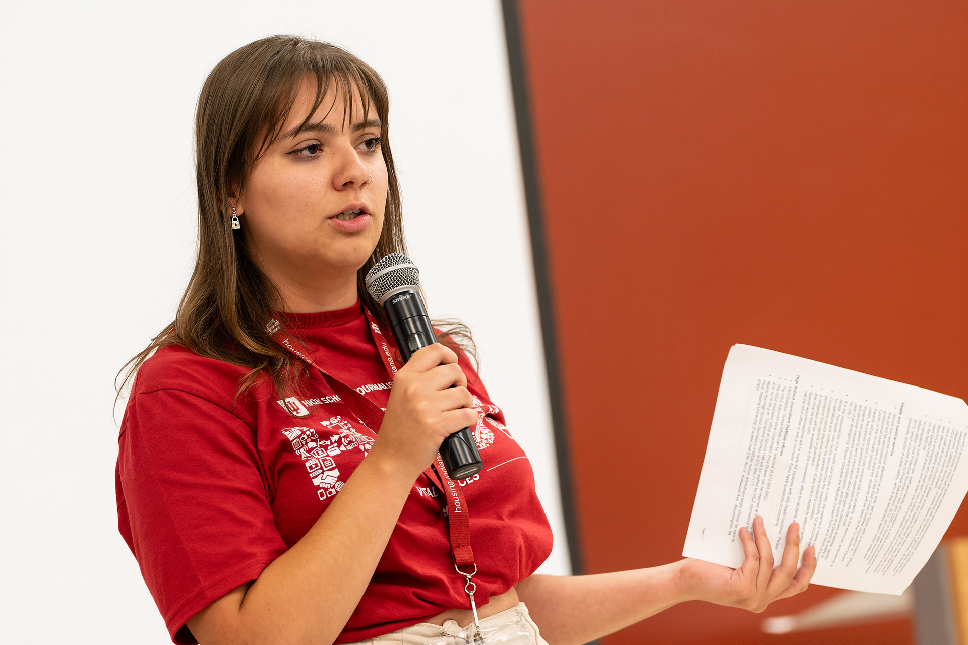 Head Counselor Lexi Lindenmayer briefs students on procedures and policies during the first day of the Indiana University High School Journalism Institute, July 8, 2024, in Bloomington, Ind. The Munster, Ind. native recently graduated from the Media School in May and worked at the Daily Student newspaper and WIUX student radio. (Vincent Hsiao/HSJI)