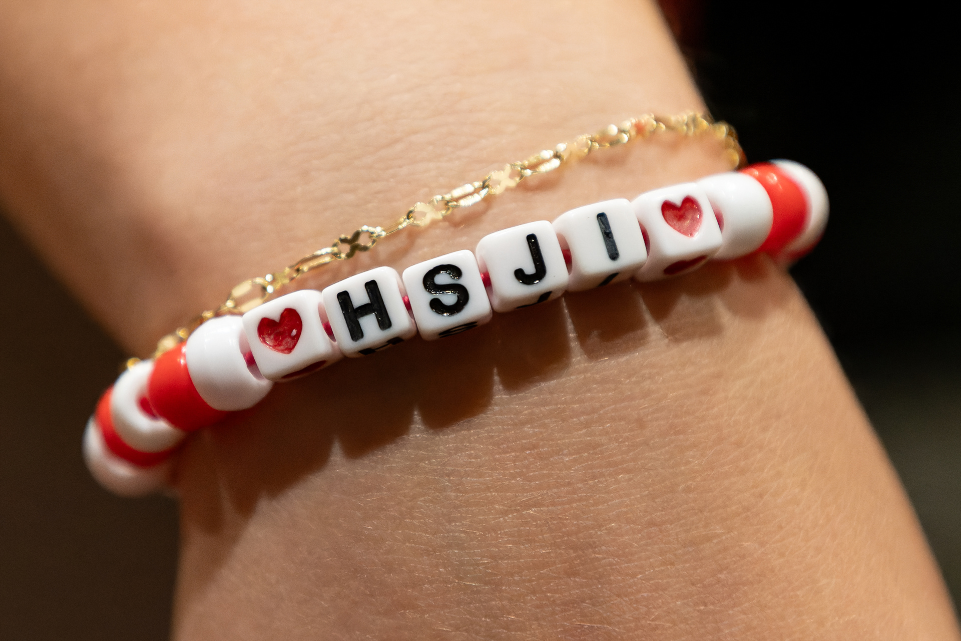 Indiana University High School Journalism Institute student Caelyn Lenardo wears a newly made friendship bracelet, Wednesday, July 10, 2024, at Spruce Hall in Bloomington, Ind. Counselors set up the activity for students to make bracelets in the lobby of the residence hall. (Vincent Hsiao/HSJI)