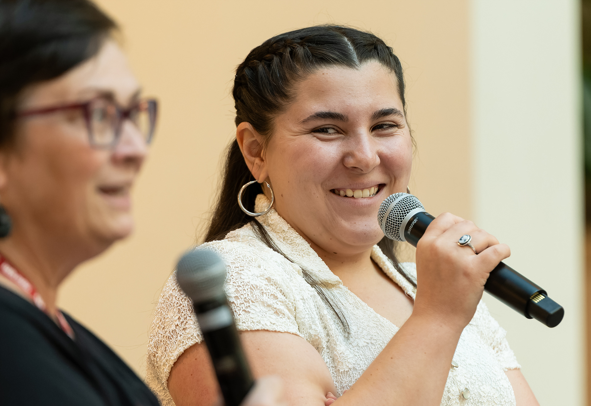 Indiana University Deputy Director of Storytelling Marah Yankey, right, speaks with High School Journalism Institute Director Teresa White in front of an HSJI student audience Thursday, July 11, 2024, at Franklin Hall in Bloomington, Ind. Yankey and White discussed tips and best practices for high school journalists. (Vincent Hsiao/HSJI)