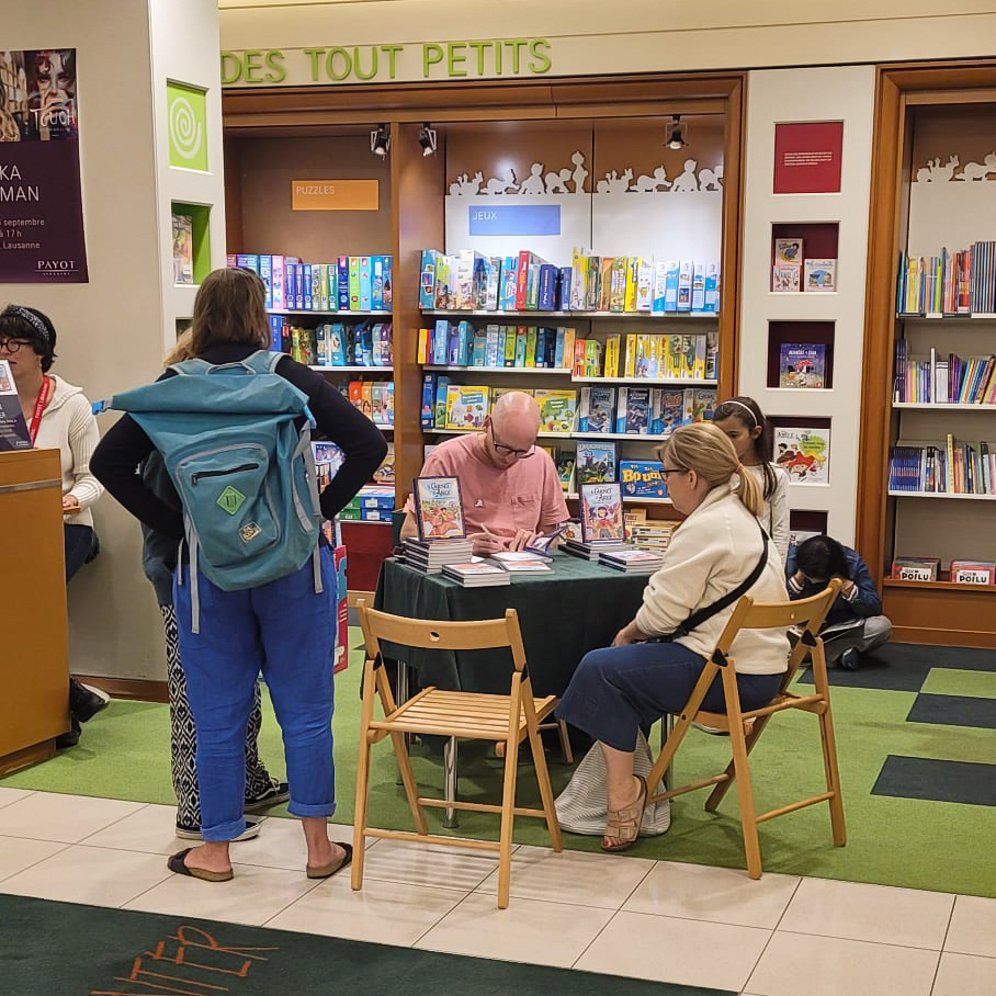 En dédicace, il y a presque la file au stand.