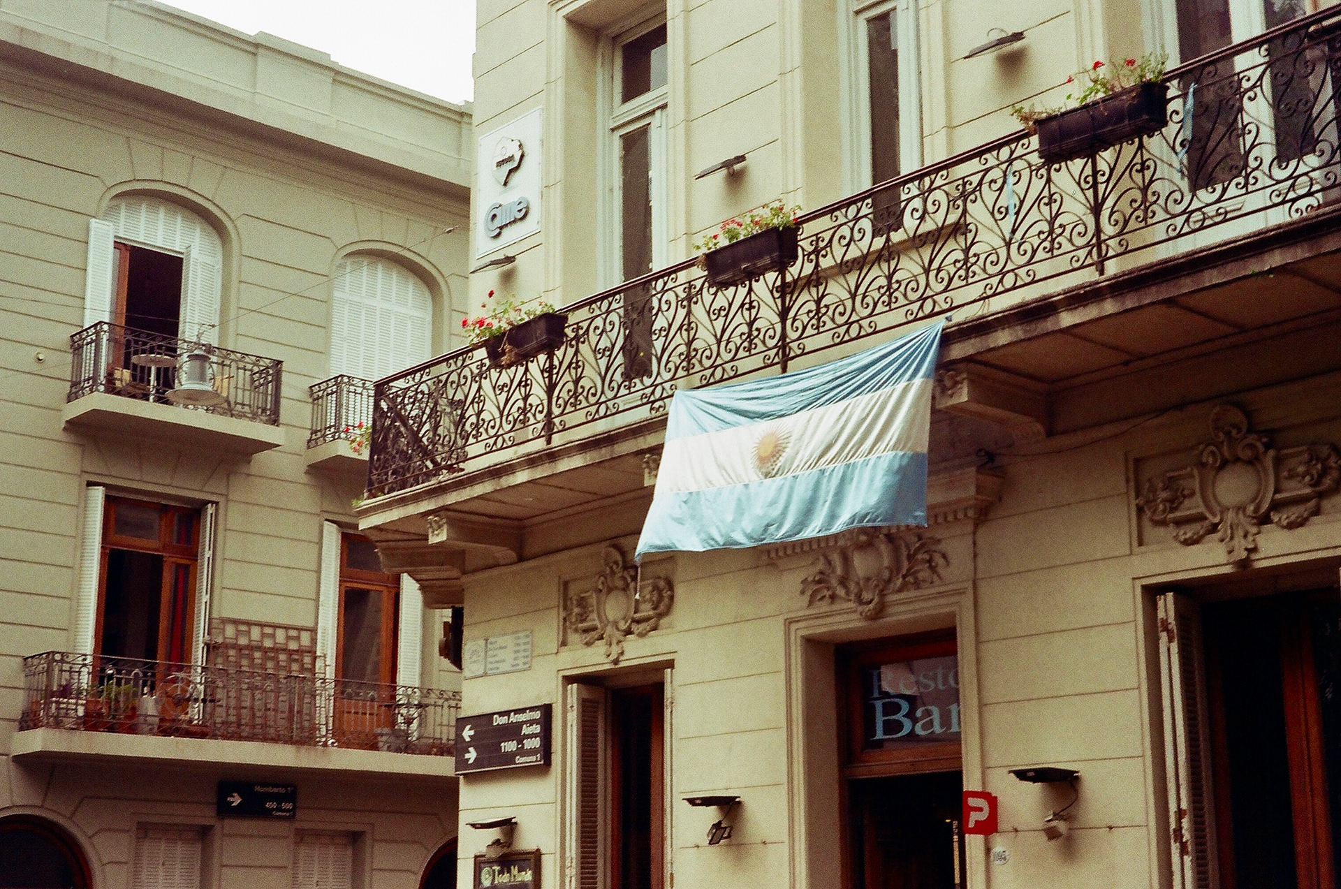 Promesas. San Telmo, Buenos Aires, Argentina. Enero 2023.