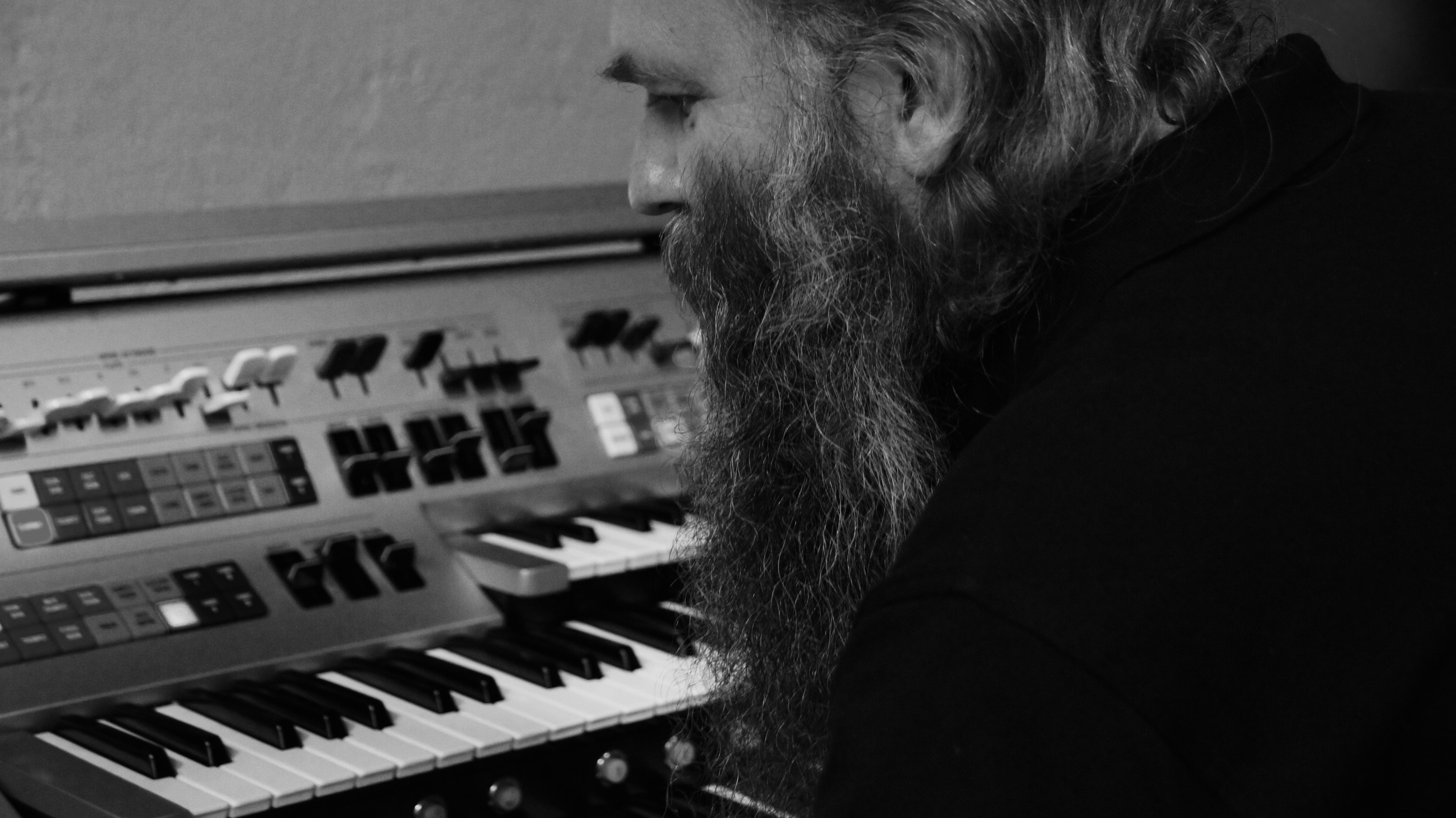 Klemens Niklaus Trenkle an der Yamaha Electone EX-1, eine analoge polyphone Synthesizer-Orgel aus dem Jahr 1977 (Bild: Aline Fürer)