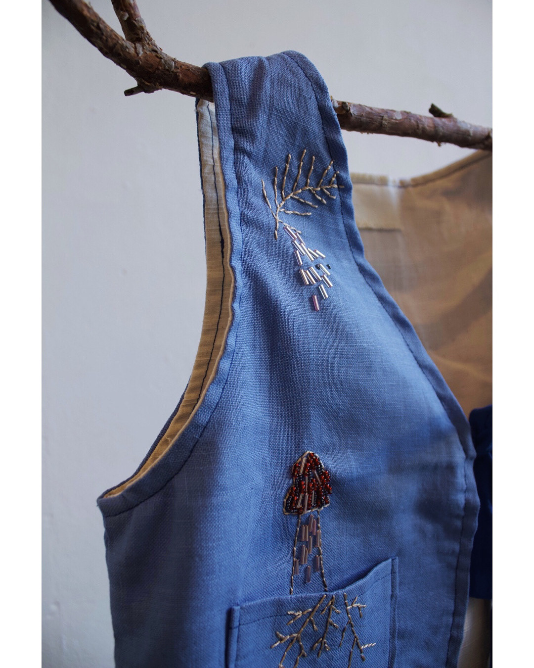 Weste mit Tasche, per Hand genäht und bestickt