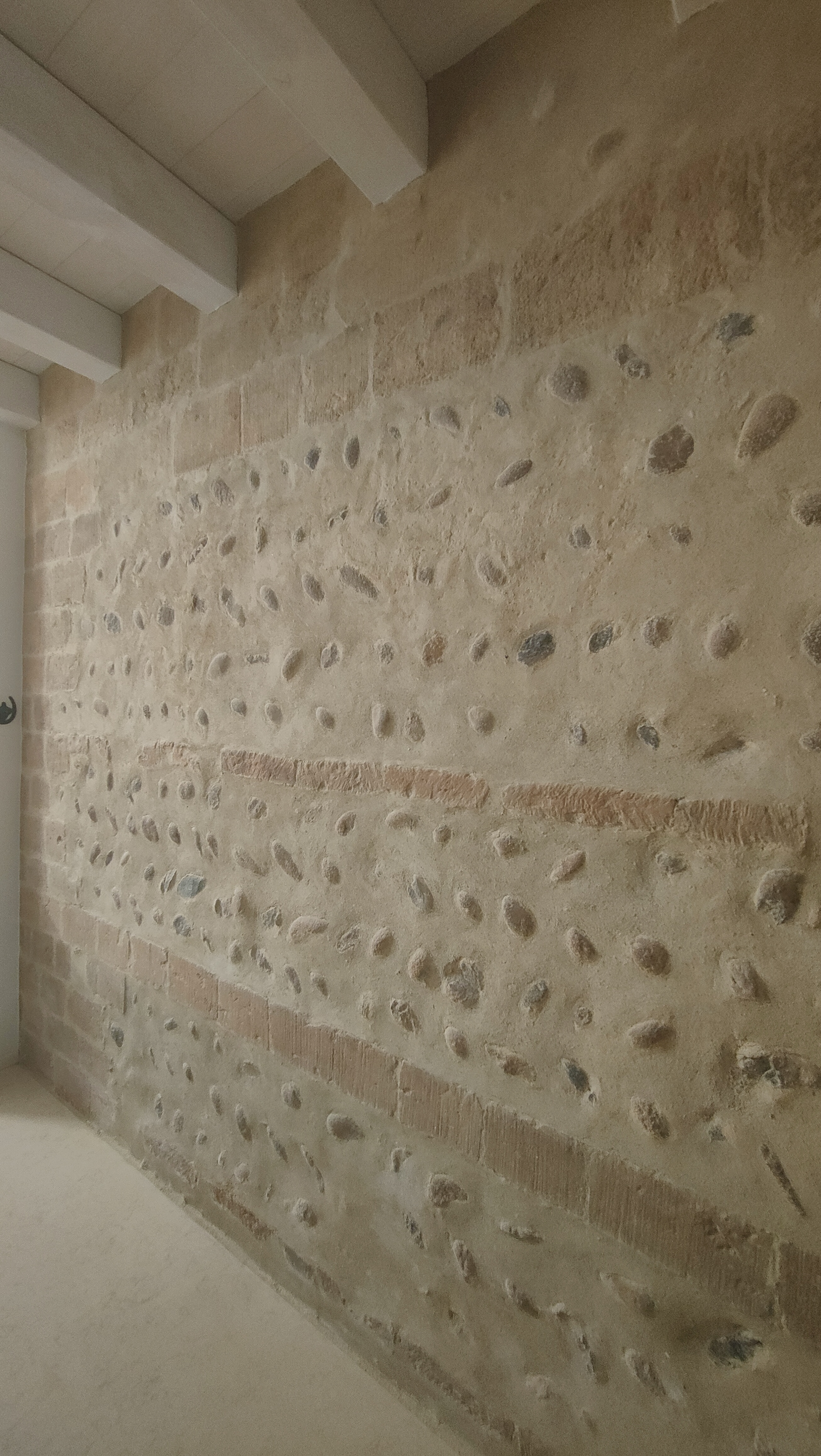 MURATURA MEDIEVALE IN BLOCCHI DI TUFO E CIOTTOLI DI FIUME