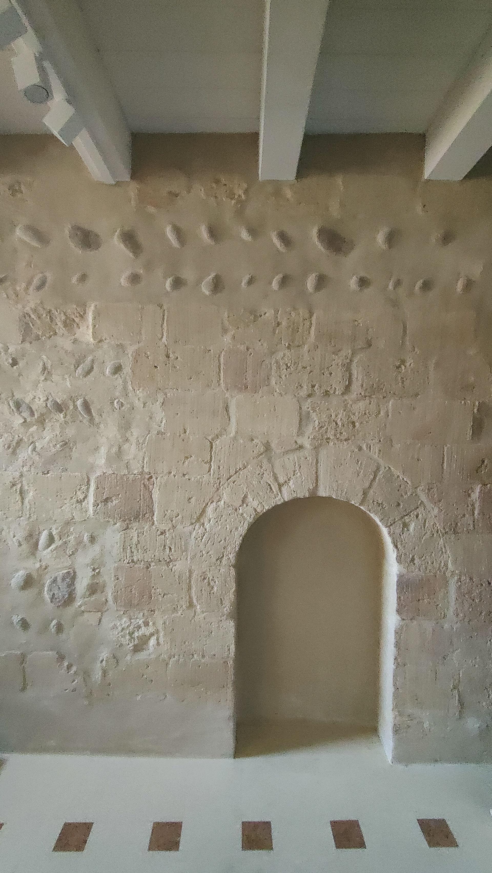 FINESTRA AD ARCO IN BLOCCHI DI TUFO