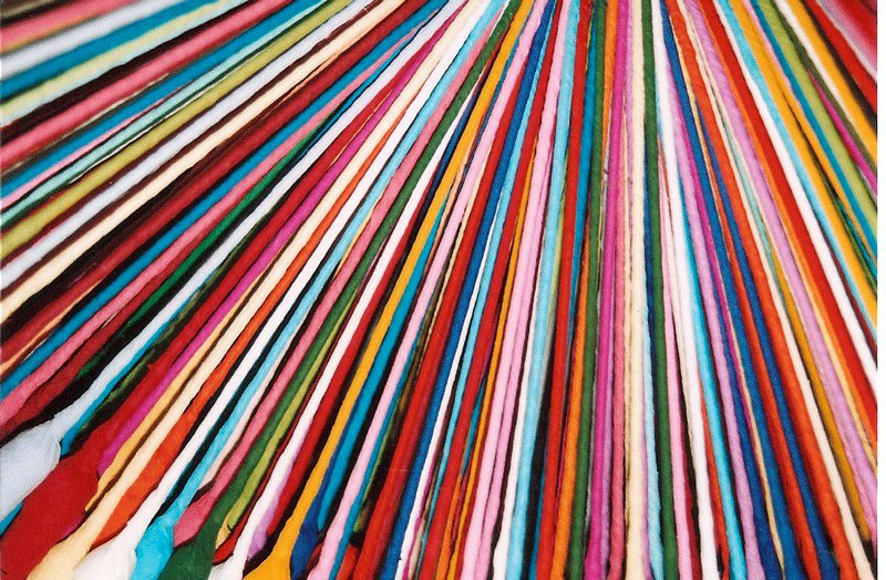 Baguettes de bois recouvertes de papier crépon