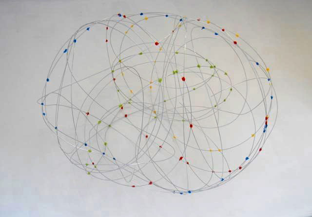 Tiges acier courbées et papier crépon