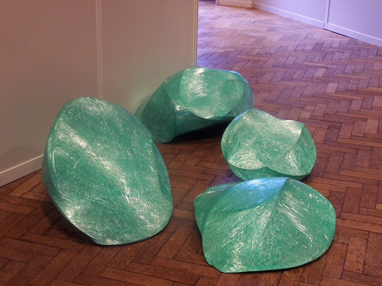 Pierres: film plastique tendu sur tiges d’acier