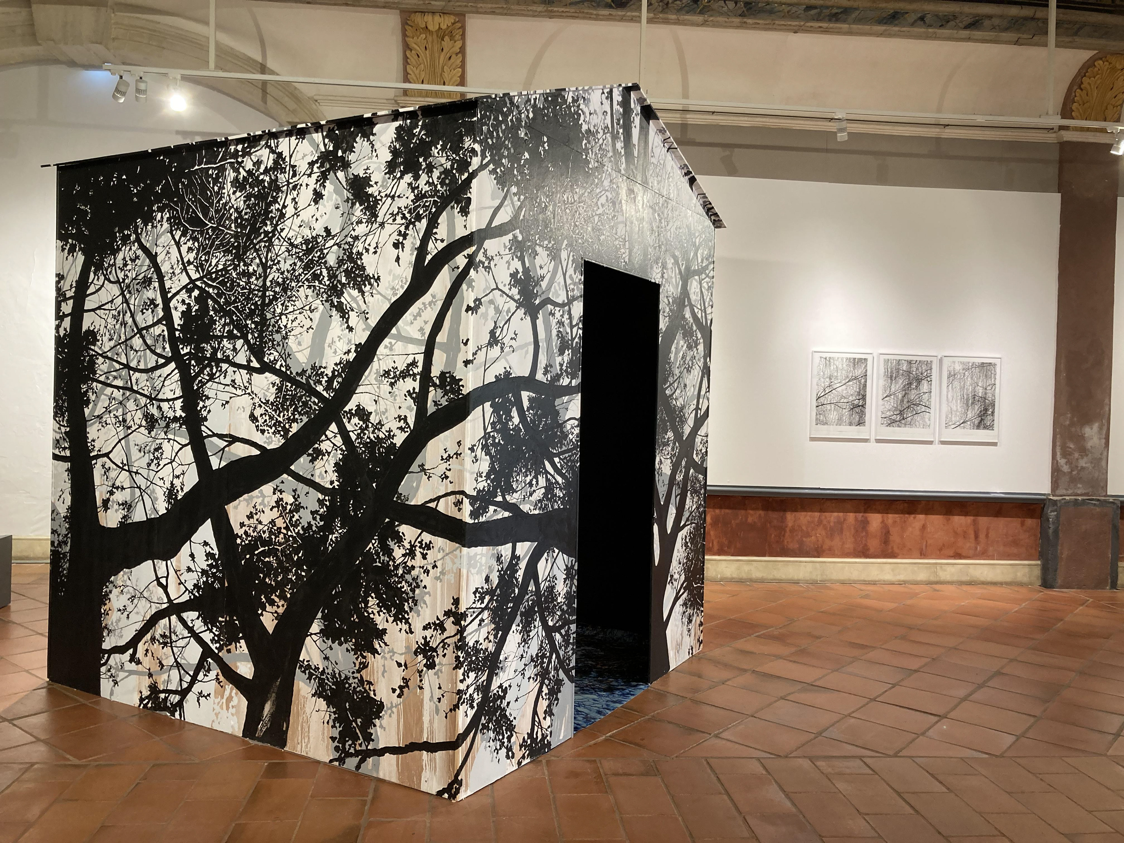 CABANE peinture acrylique sur bois, bâche imprimée au sol, Chapelle de Pénitents Bleus à Narbonne 2022