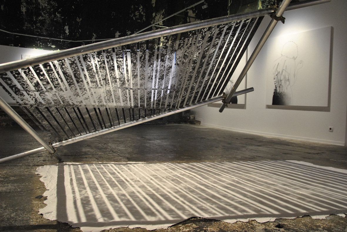 ENTRE DEUX , ruban transparant, fusain, cadre aluminium, plâtre