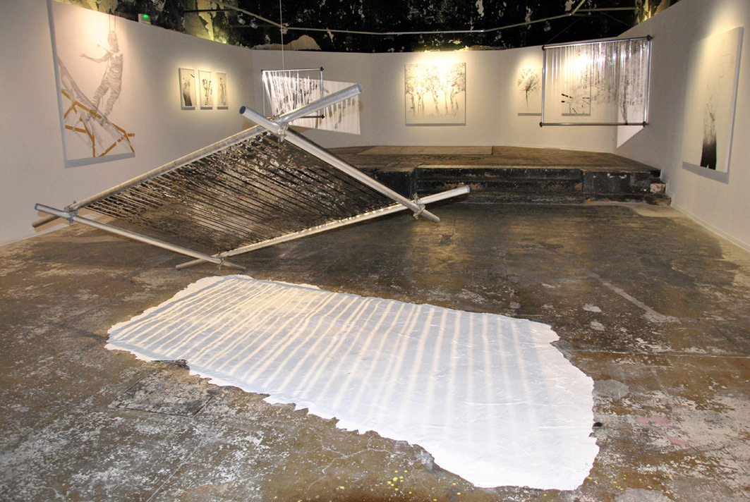 ENTRE DEUX , ruban transparant, fusain, cadre aluminium, plâtre