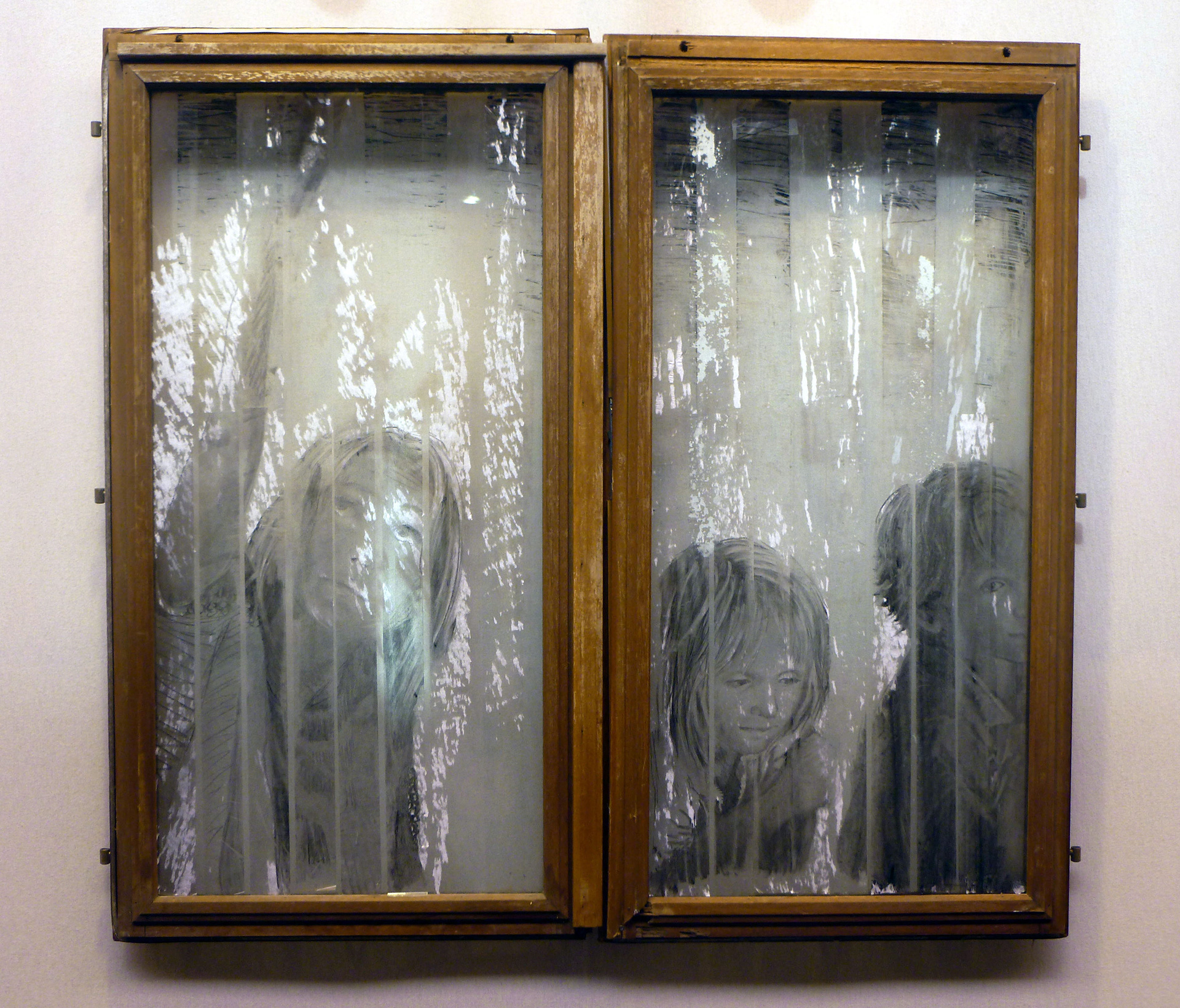 TRACES I, ruban transparant, fusain, fenêtre