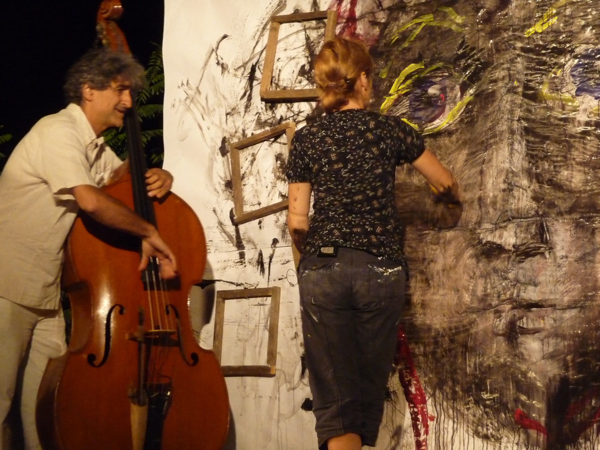 « Les couleurs d’Andrée Chedid » Lecture-performance donnée le 27 juillet 2011 au Festival « Voix Vives » de Sète  Contrebasse et chant : Michel Bismut Lecture et chant : Olivia Nicosia Arts plastiques : Anna Novika Sobierajski Design sonore et sonorisation : Arnaud Bertrand