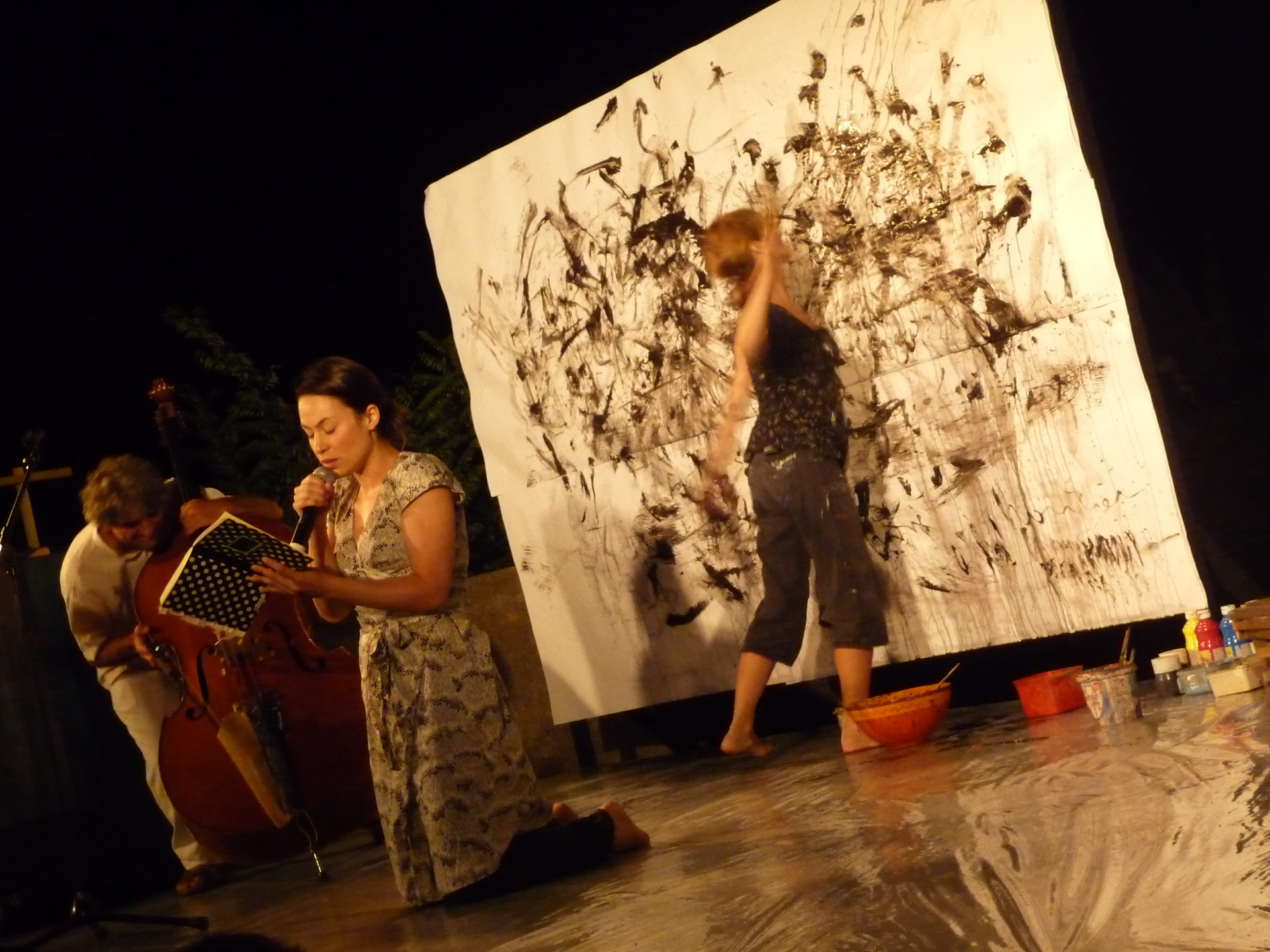 « Les couleurs d’Andrée Chedid » Lecture-performance donnée le 27 juillet 2011 au Festival « Voix Vives » de Sète  Contrebasse et chant : Michel Bismut Lecture et chant : Olivia Nicosia Arts plastiques : Anna Novika Sobierajski Design sonore et sonorisation : Arnaud Bertrand