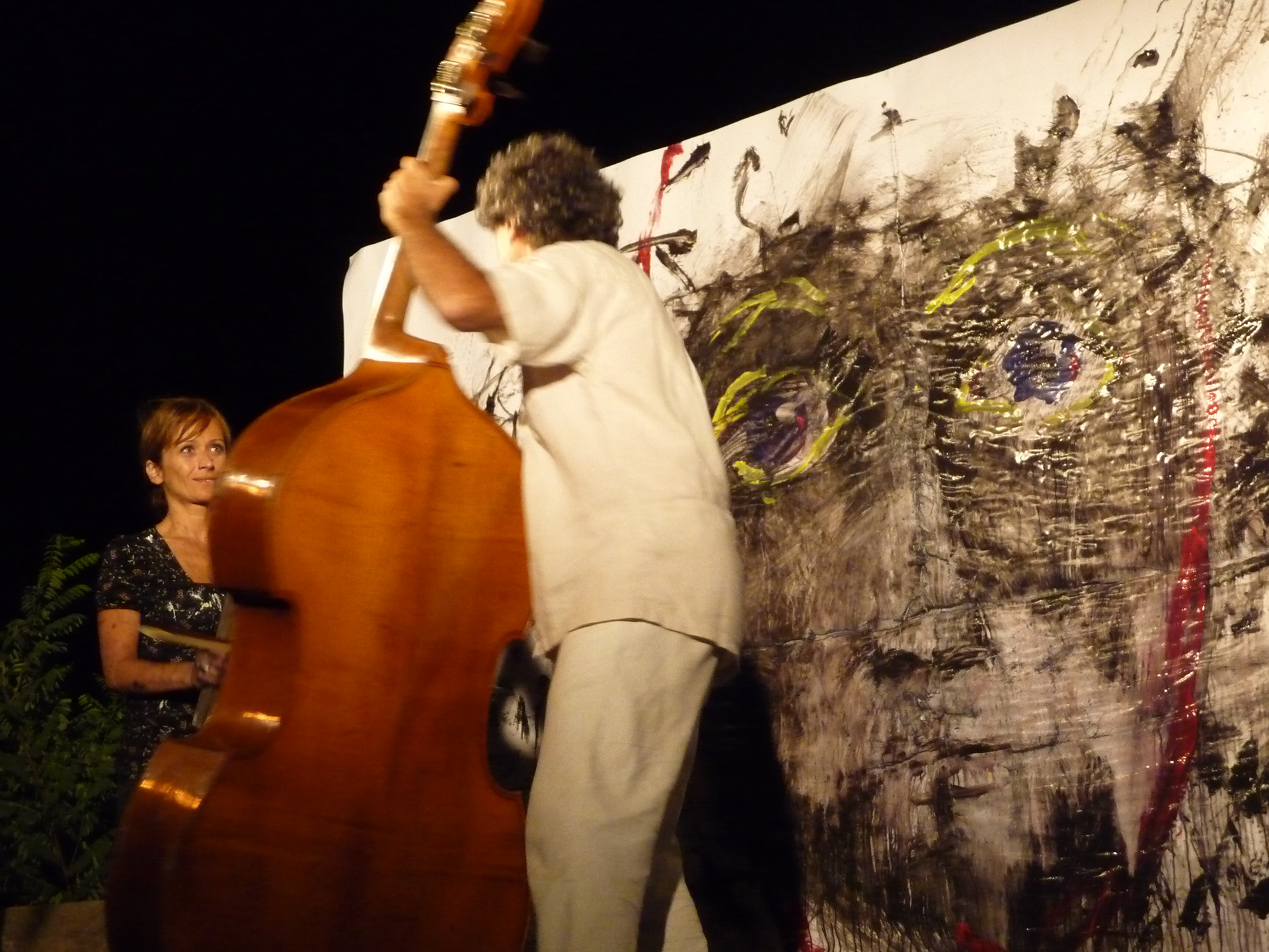 « Les couleurs d’Andrée Chedid » Lecture-performance donnée le 27 juillet 2011 au Festival « Voix Vives » de Sète  Contrebasse et chant : Michel Bismut Lecture et chant : Olivia Nicosia Arts plastiques : Anna Novika Sobierajski Design sonore et sonorisation : Arnaud Bertrand