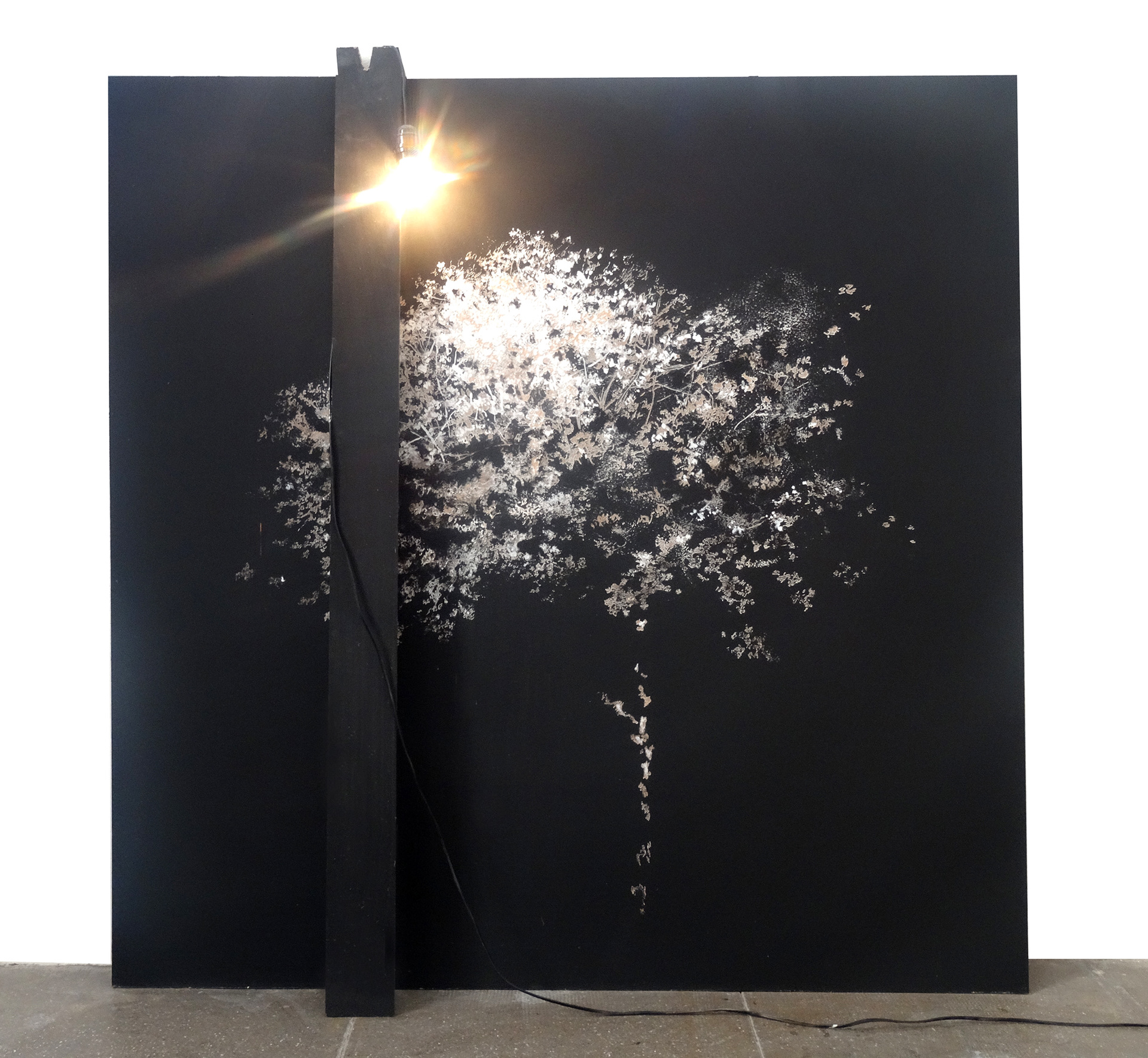 LAMPADAIRE, acryl sur bois gravé, ampoule, fil électrique