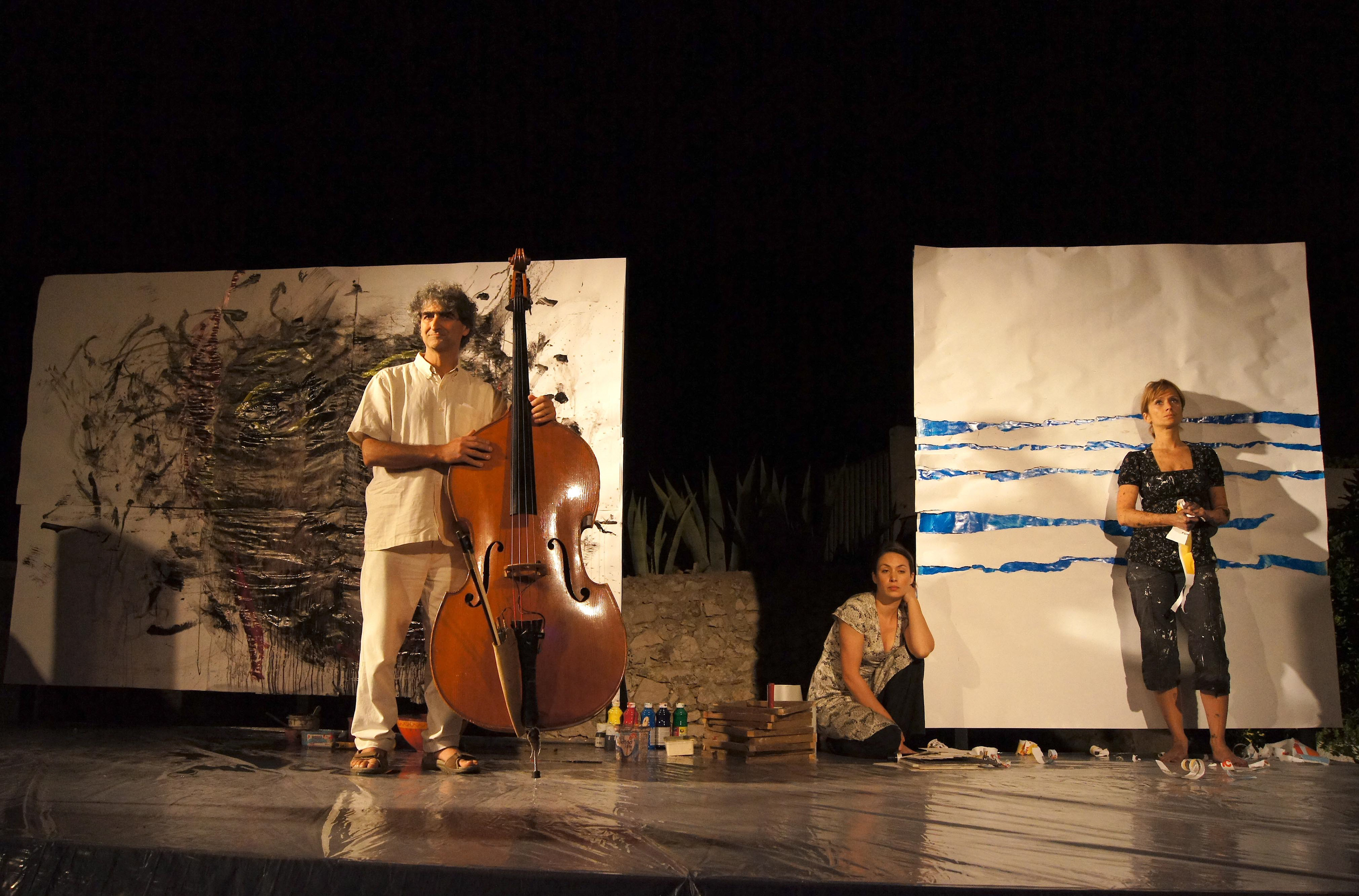« Les couleurs d’Andrée Chedid » Lecture-performance donnée le 27 juillet 2011 au Festival « Voix Vives » de Sète  Contrebasse et chant : Michel Bismut Lecture et chant : Olivia Nicosia Arts plastiques : Anna Novika Sobierajski Design sonore et sonorisation : Arnaud Bertrand