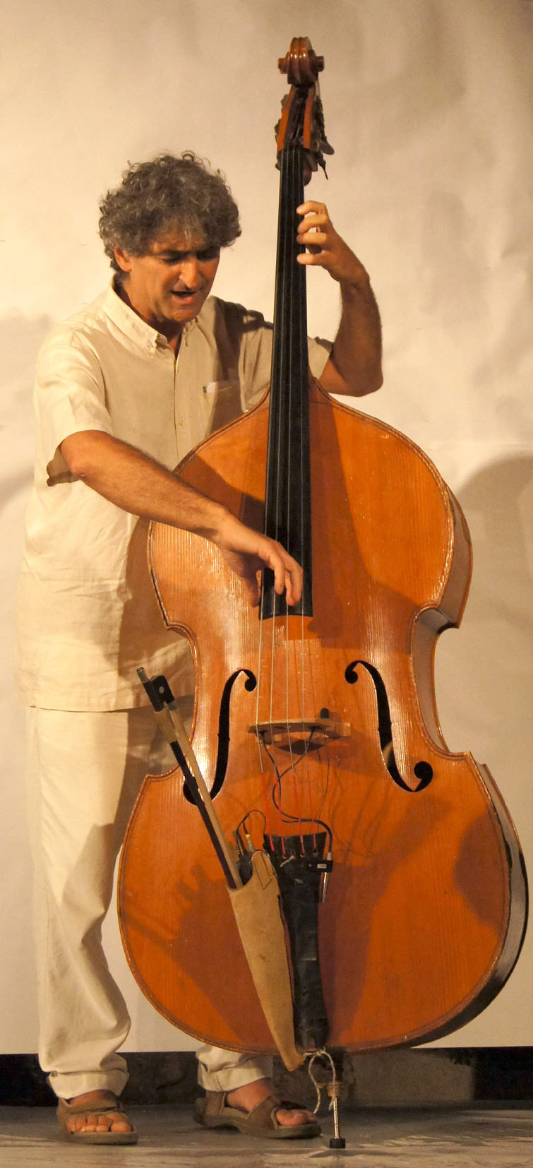 « Les couleurs d’Andrée Chedid » Lecture-performance donnée le 27 juillet 2011 au Festival « Voix Vives » de Sète  Contrebasse et chant : Michel Bismut Lecture et chant : Olivia Nicosia Arts plastiques : Anna Novika Sobierajski Design sonore et sonorisation : Arnaud Bertrand