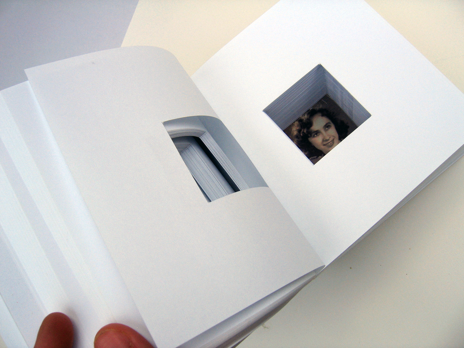 TUNEL DE LA MEMOIRE, feuilles de papier, photographie