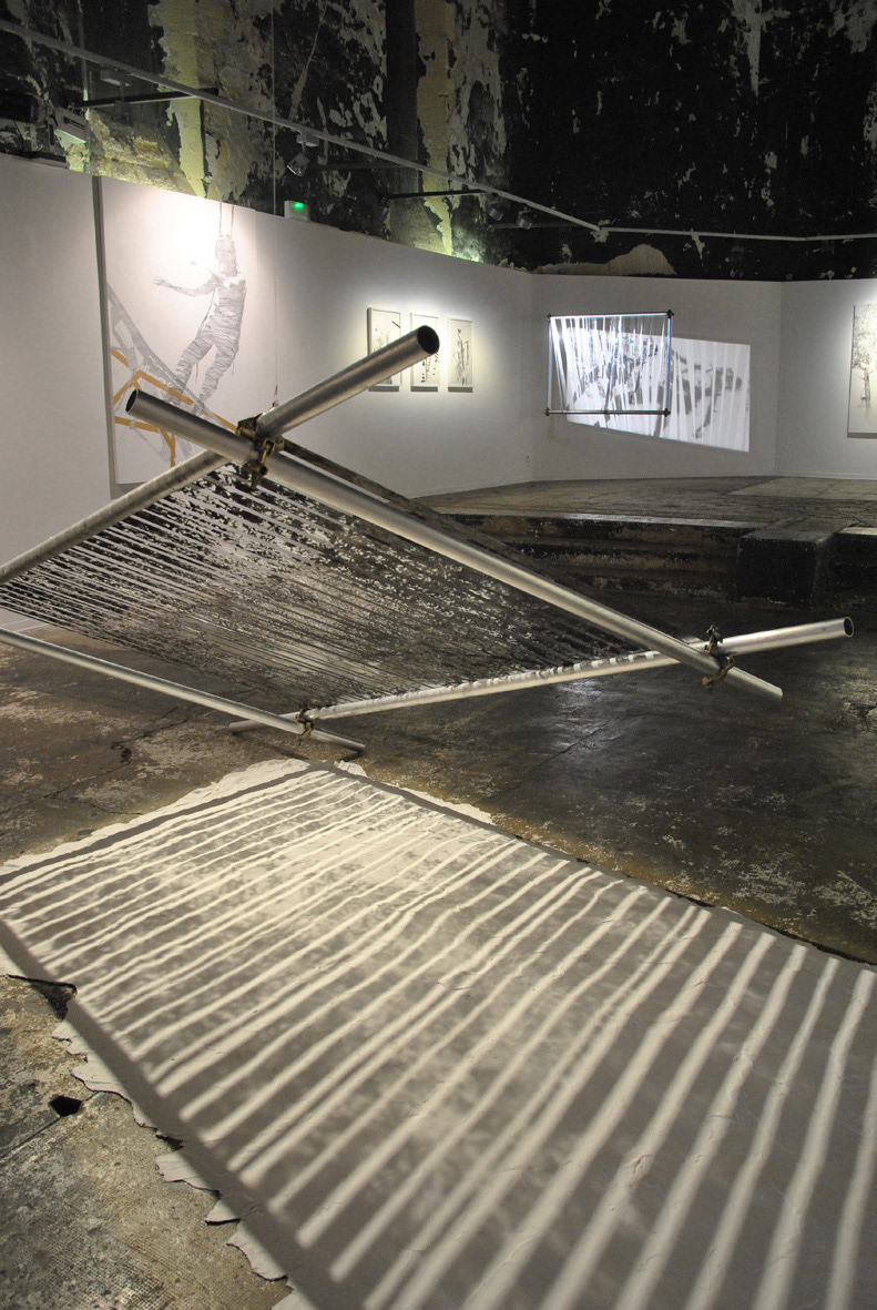 ENTRE DEUX , ruban transparant, fusain, cadre aluminium, plâtre