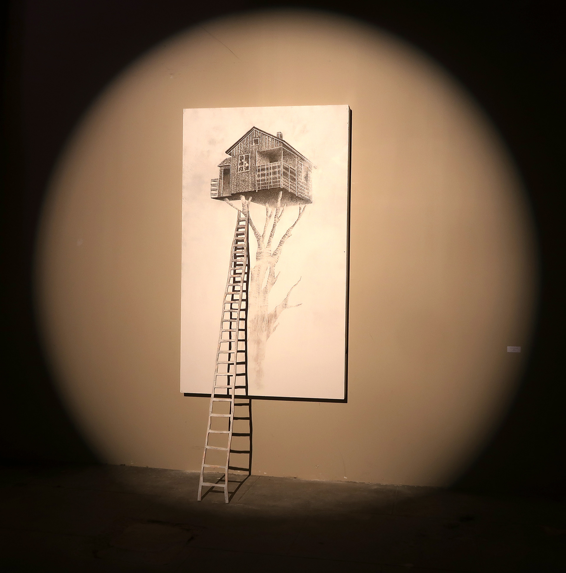 CABANE ÉCHELLE, encre de Chine, crayon papier, acryl sur bois, 170/65 cm