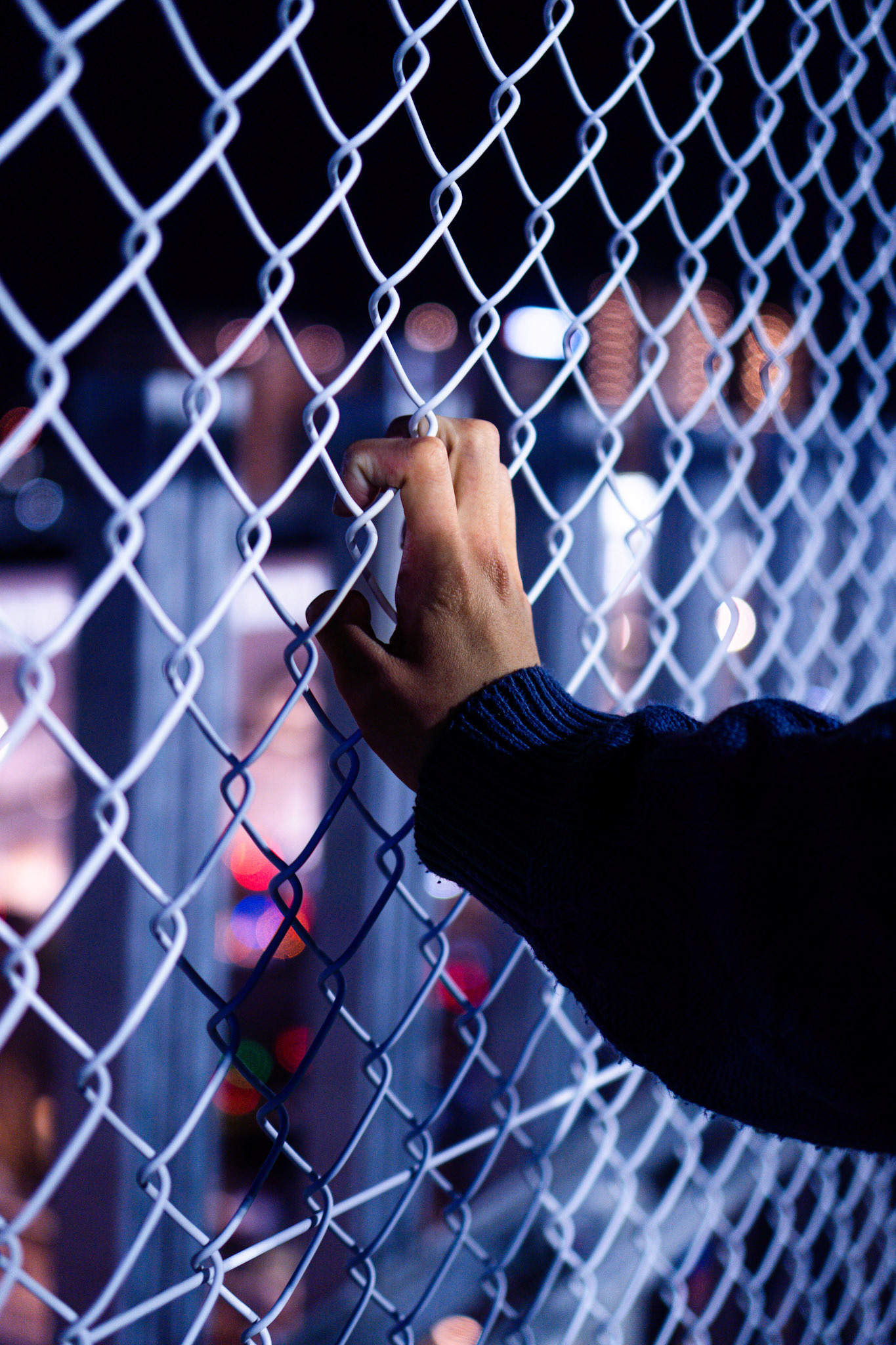 退屈な閉ざされた世界 / Caged world