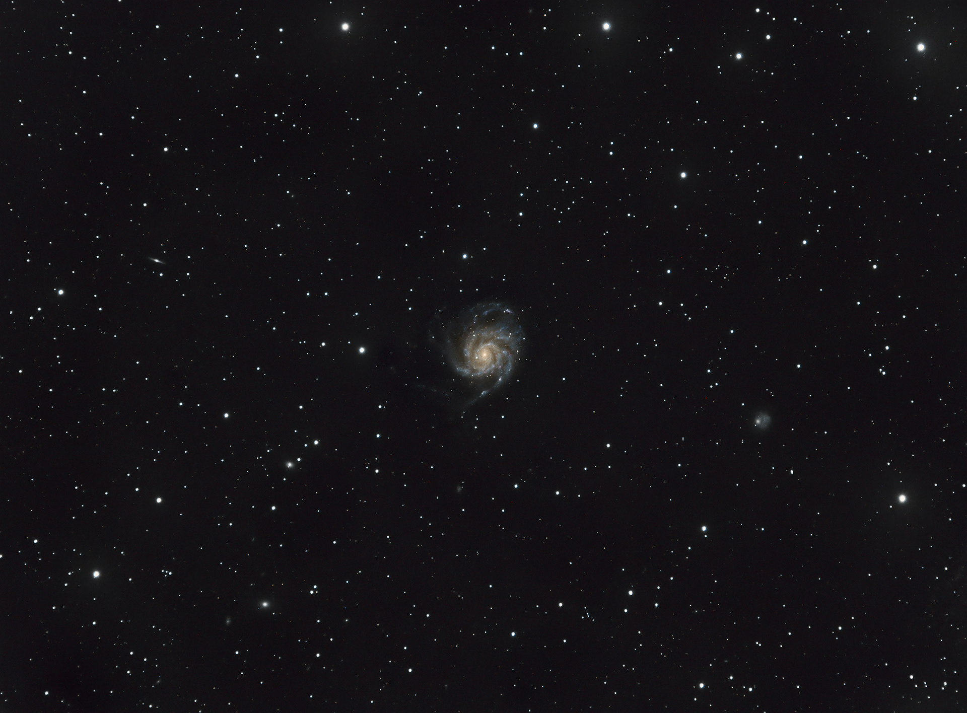 Weitfeldaufnahme um die Galaxie M101 mit 60/330 Apo am 27.4.2024