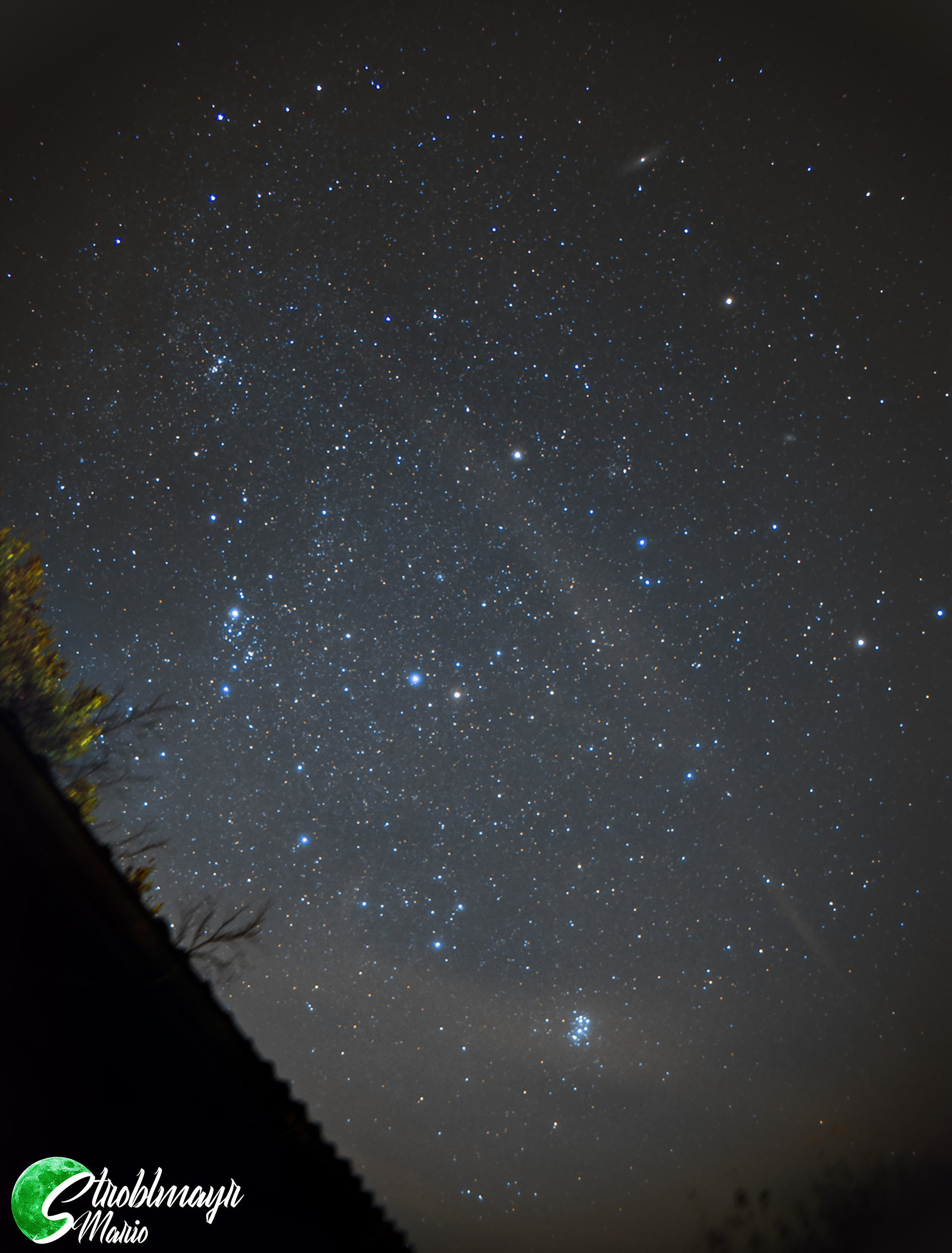 Weitfeldaufnahme der Sternbilder Perseus, Stier, Andromeda und Dreieck 