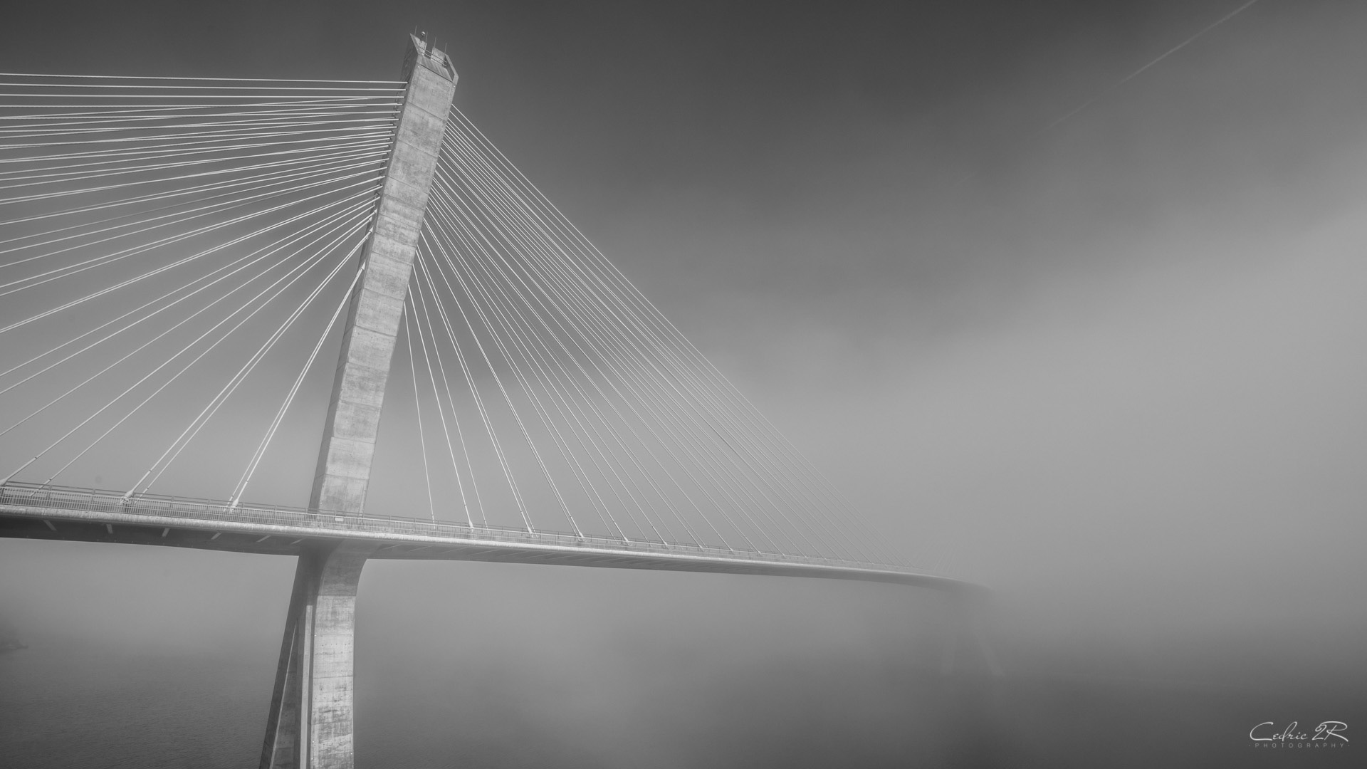 Le pont de Térénez dans le brouillard 