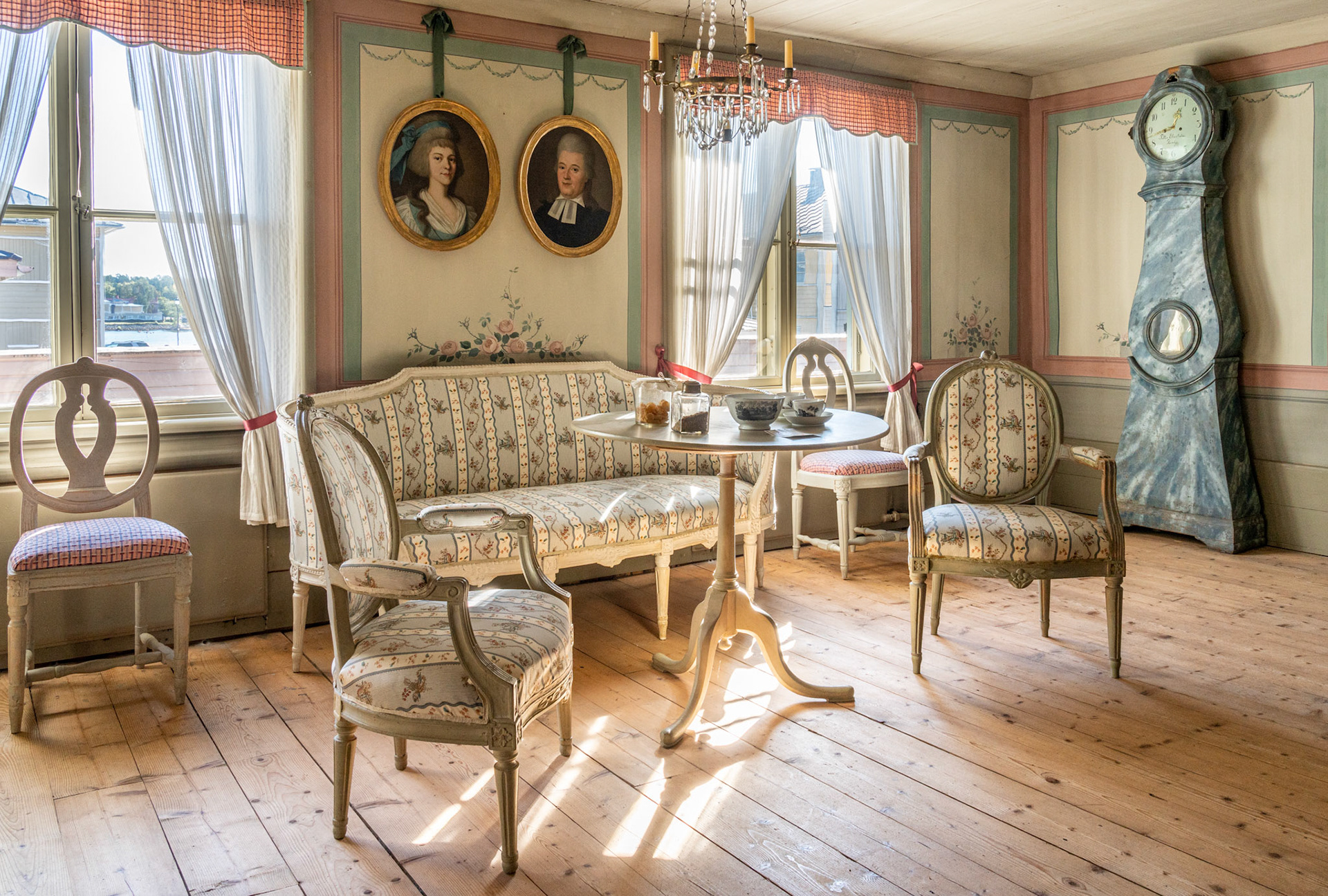 Keskipäivän valo kahvinurkkauksessa