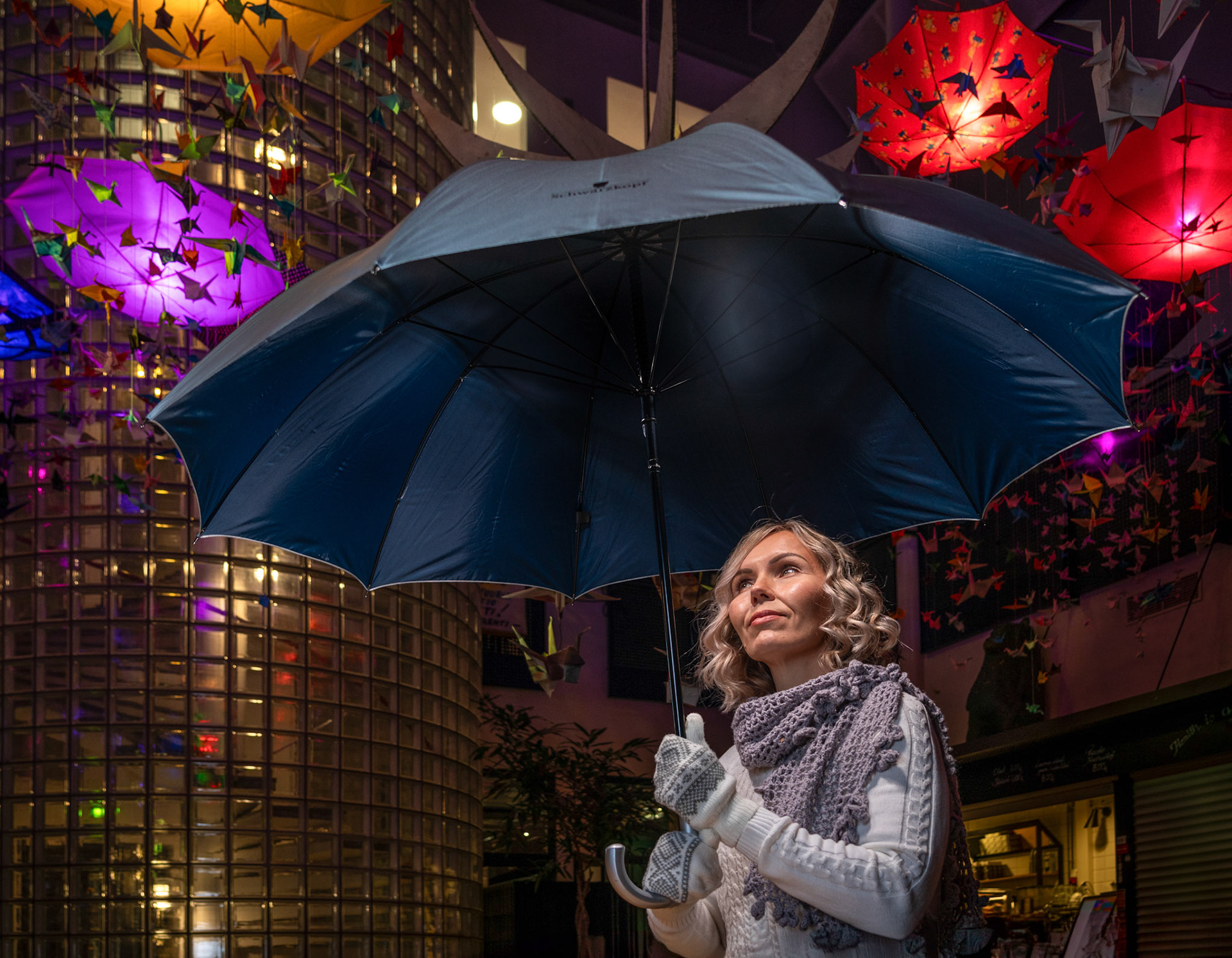 Poseeraus sateenvarjo teemalla