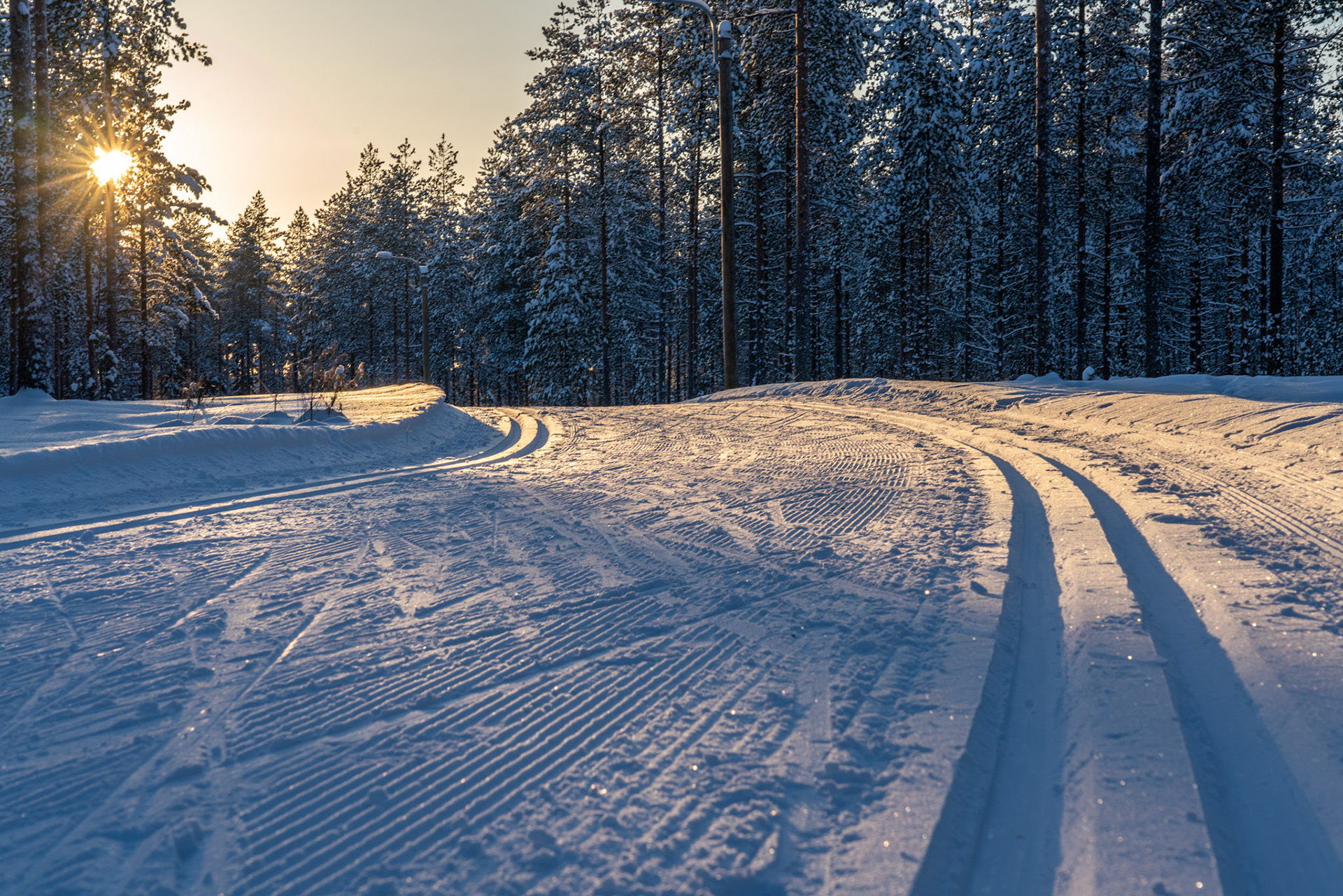 Hiihtopäivän valo hiipuu