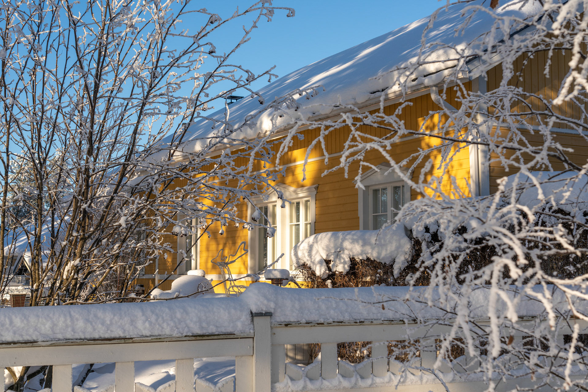 Talven aurinko korostaa lumen muotoilemaa miljöötä.