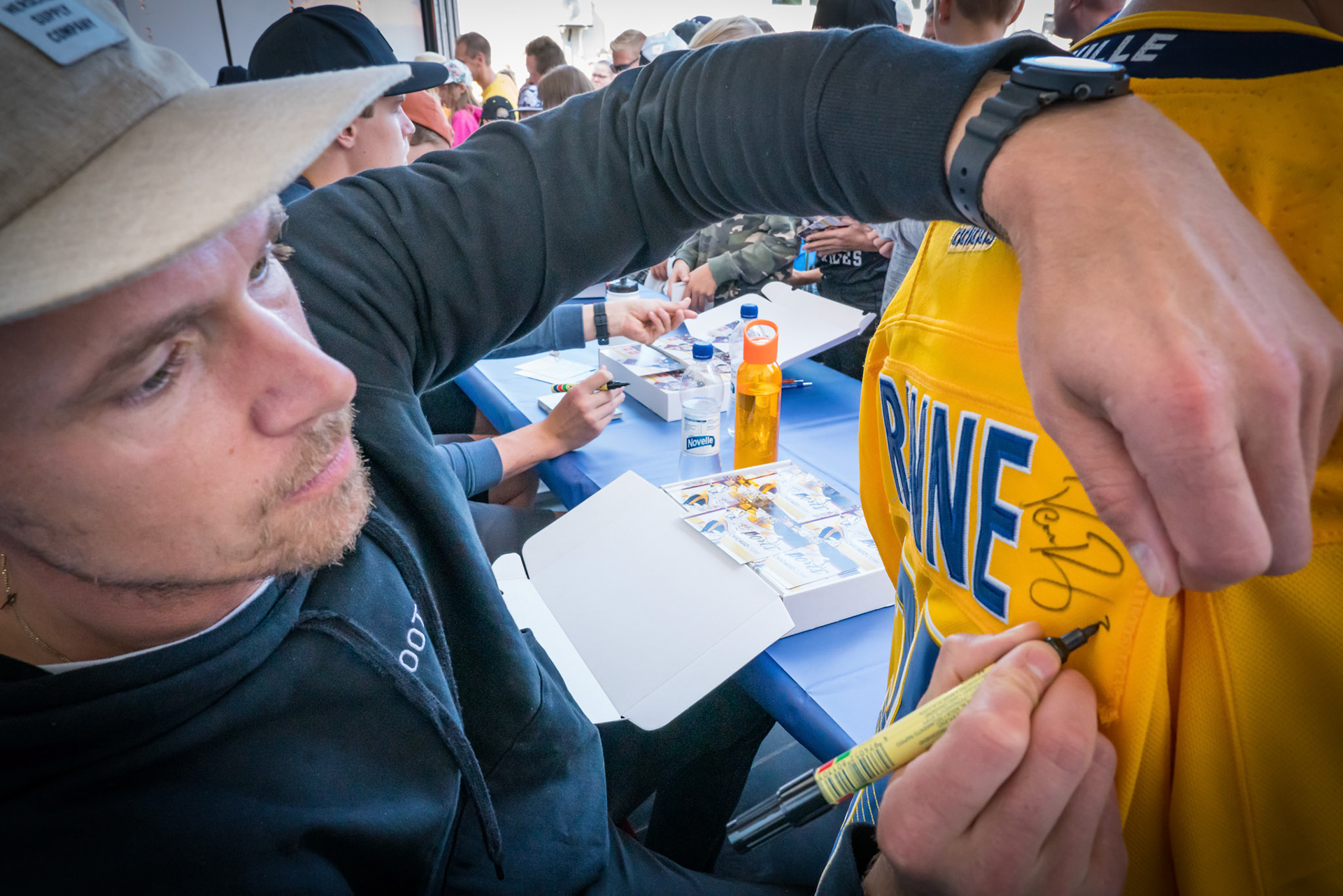 Pekka Rinne jakaa nimikirjoituksia