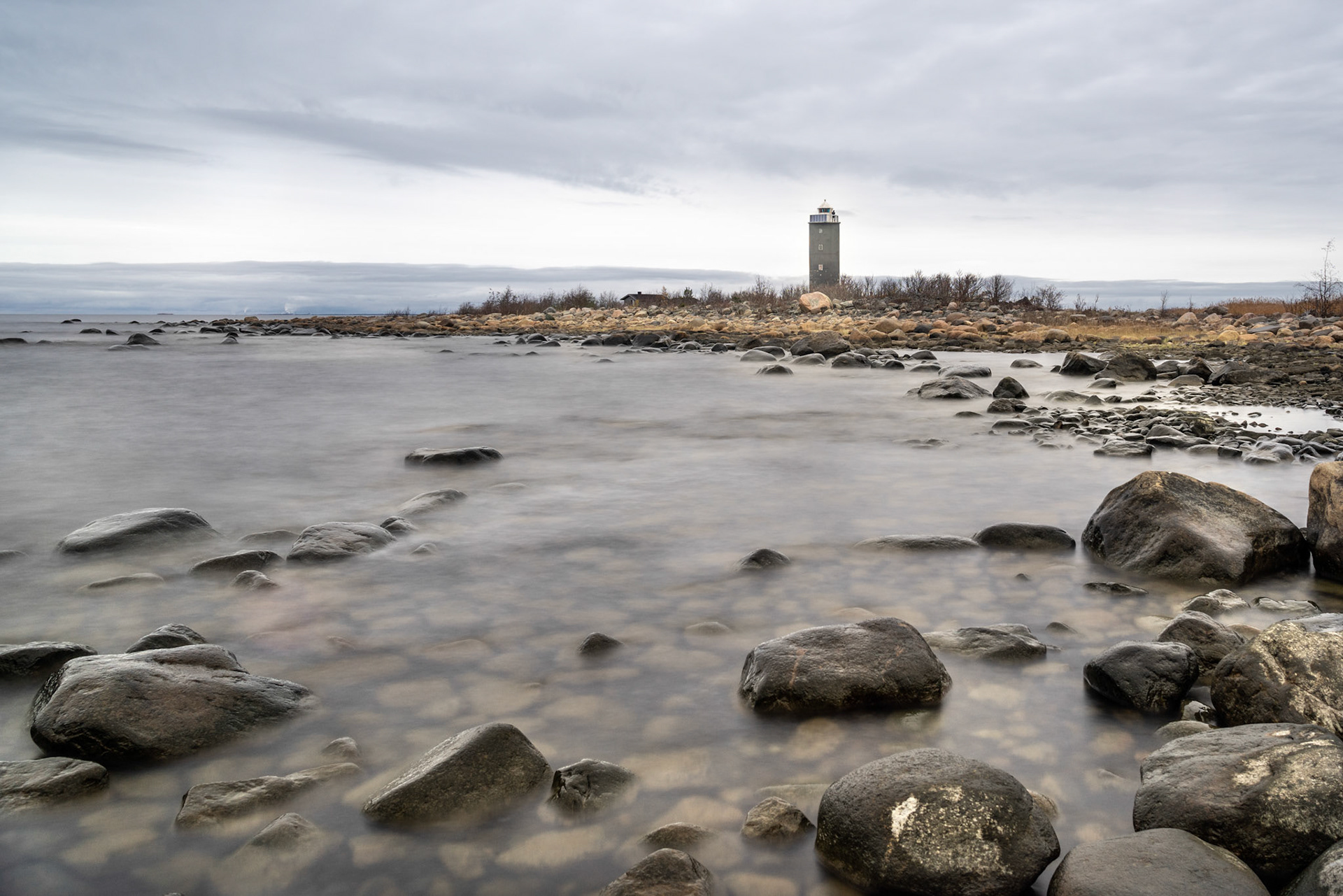 Kivikkoinen rantamatala