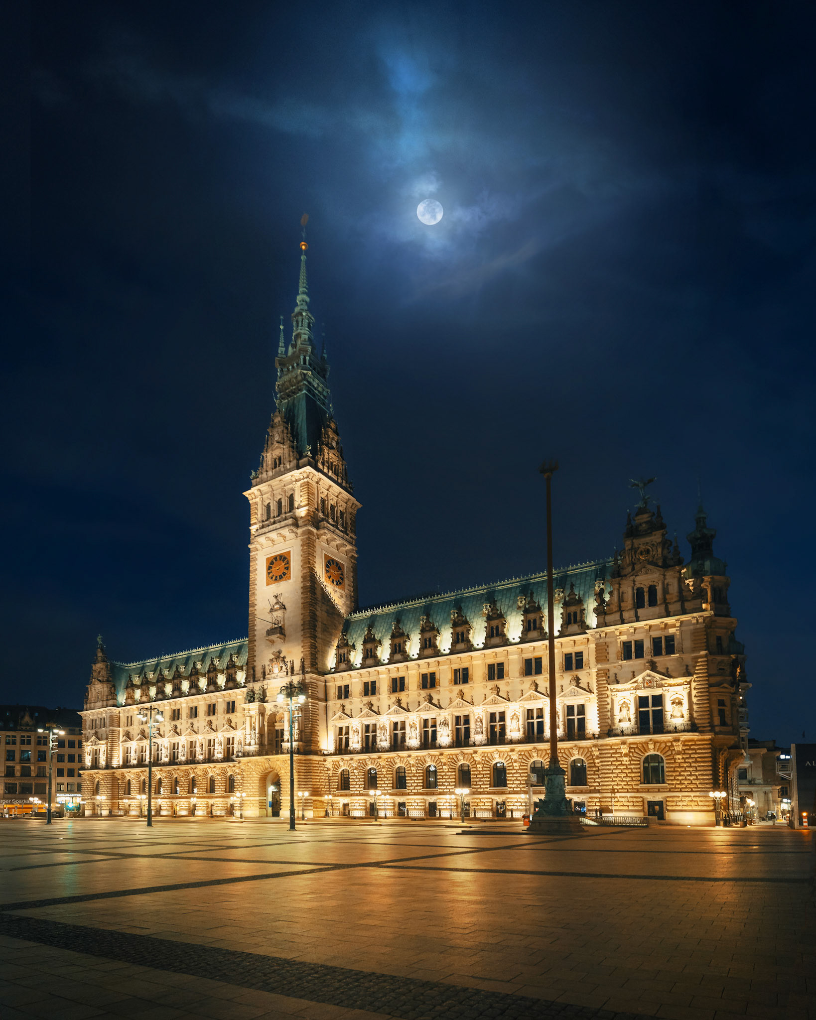 Hamburger Rathaus bei Nacht