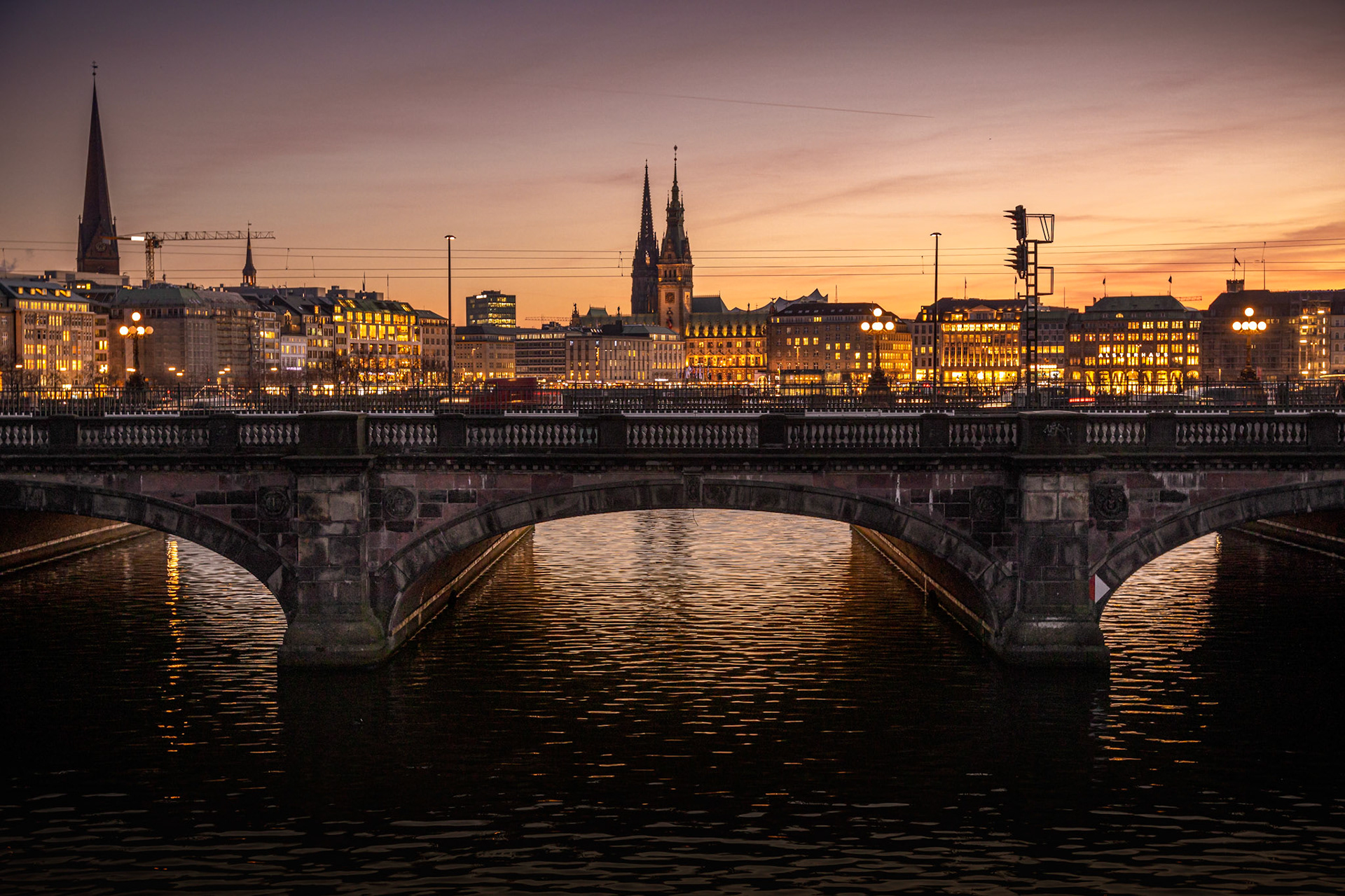 Hamburger Rathaus und Kennedybrücke