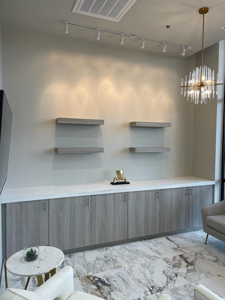 Refined simplicity — natural materials and atmosphere in perfect alignment.