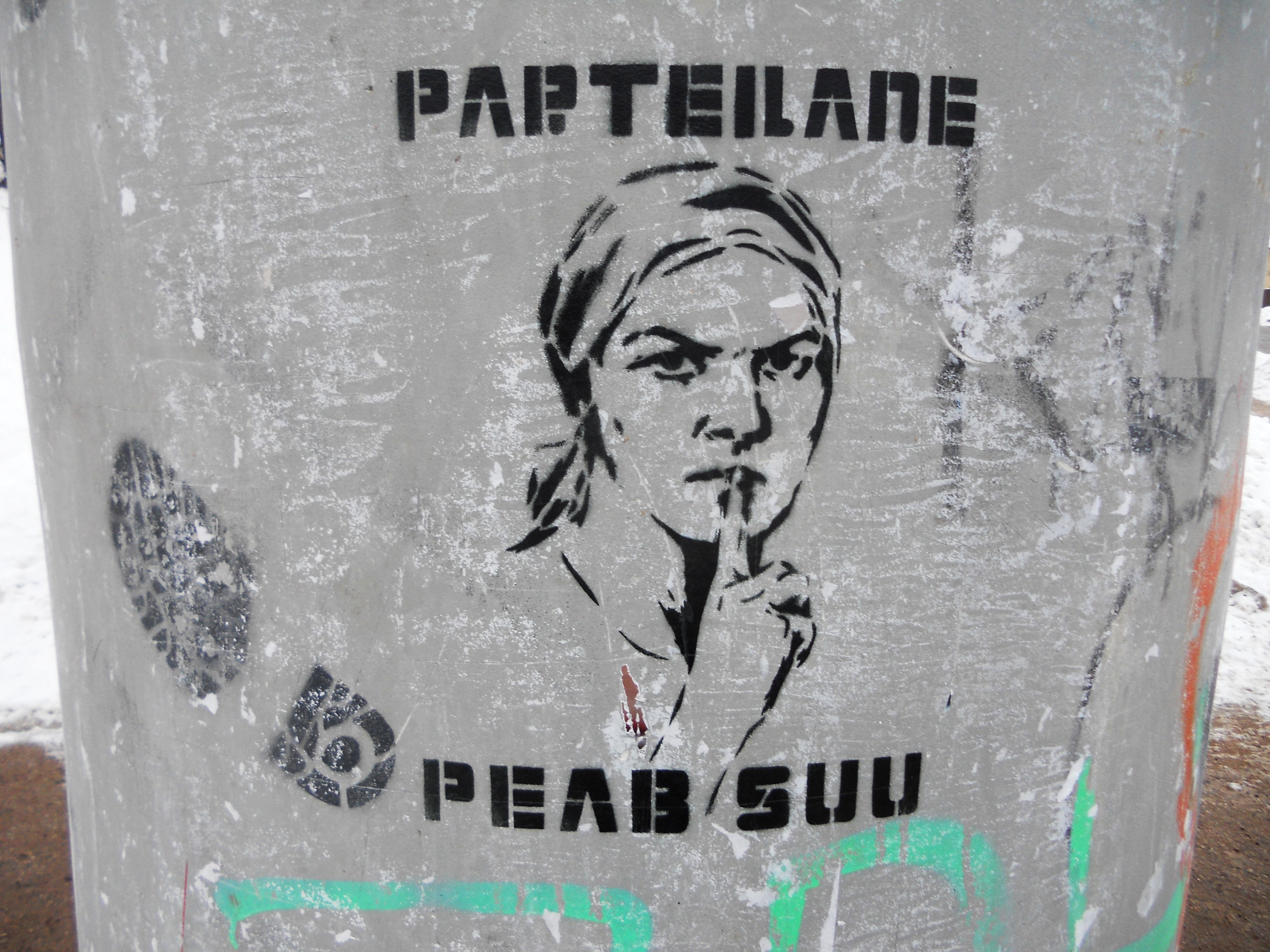Stencil grafiti Tartus Kalevi tänaval. Pildistas Piret Voolaid 2013. a veebruaris.