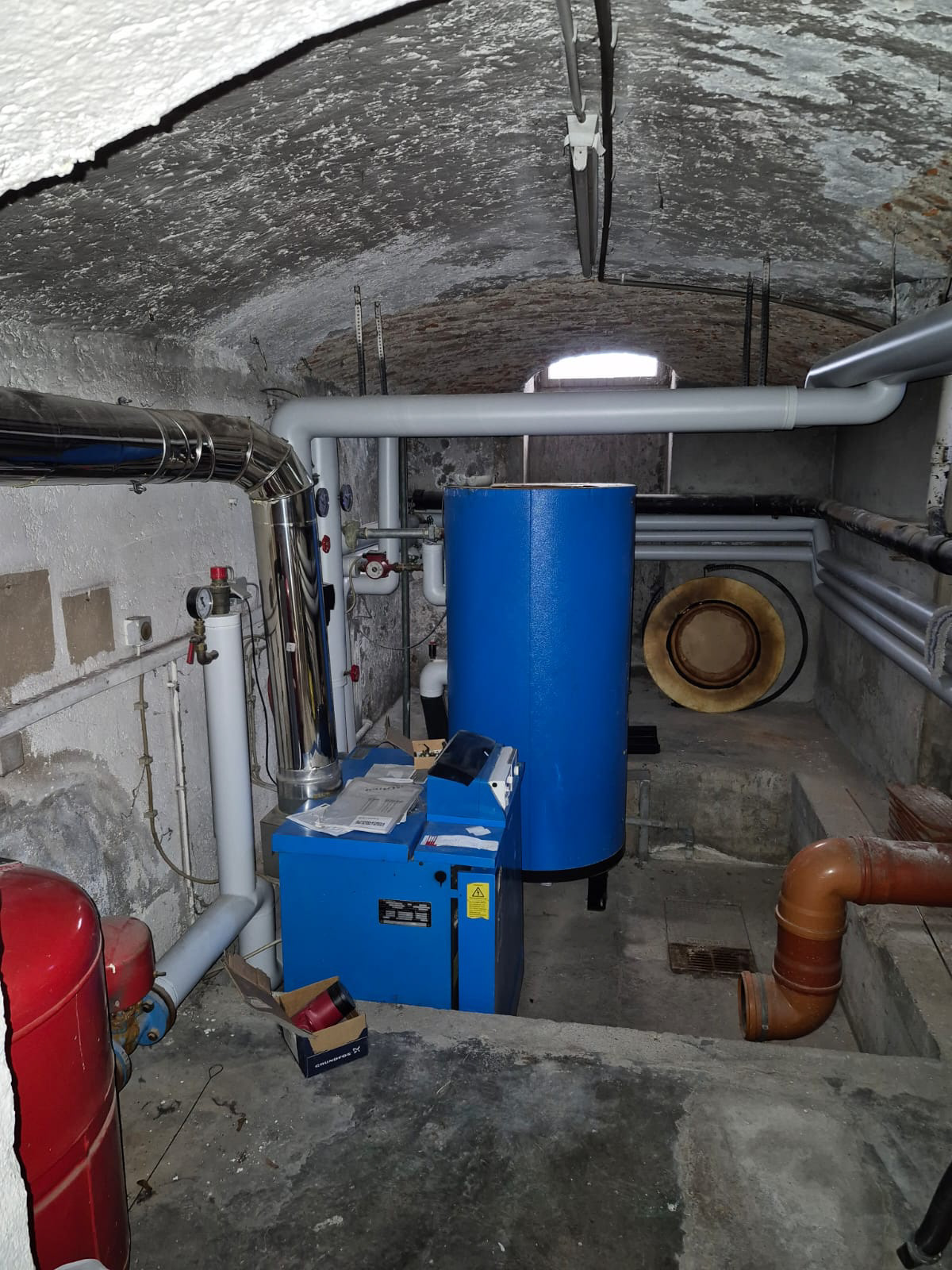 1. alter Kessel mit Warmwasserspeicher