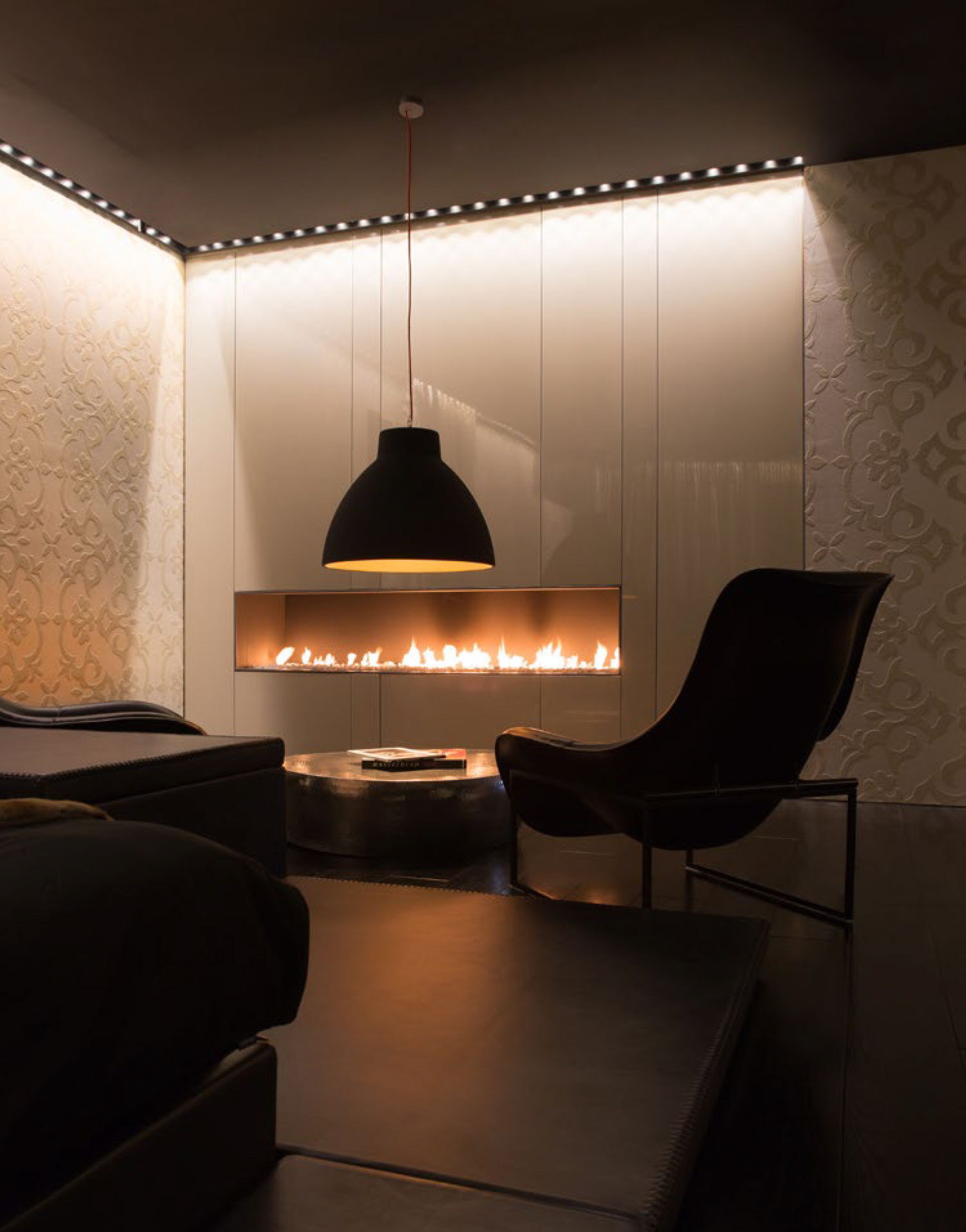 Interiorfotografie Produkt Design Leuchte Kamin im Schlafzimmer