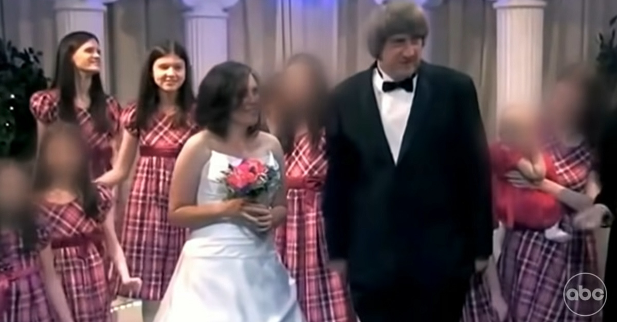 LOUISE E DAVID TURPIN CELEBRANDO O CASAMENTO MAIS UMA VEZ