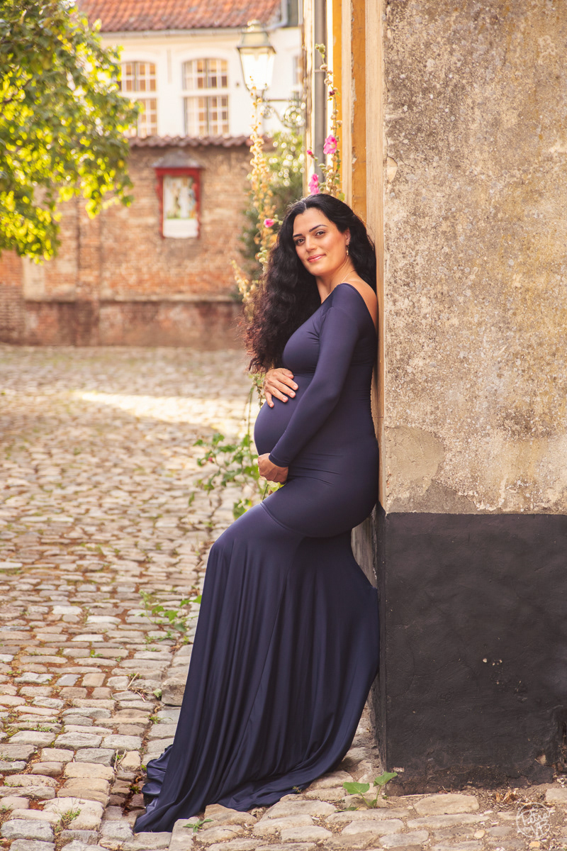 zwangerschaps fotoshoot in zwangerschapskledij op locatie in stad Lier