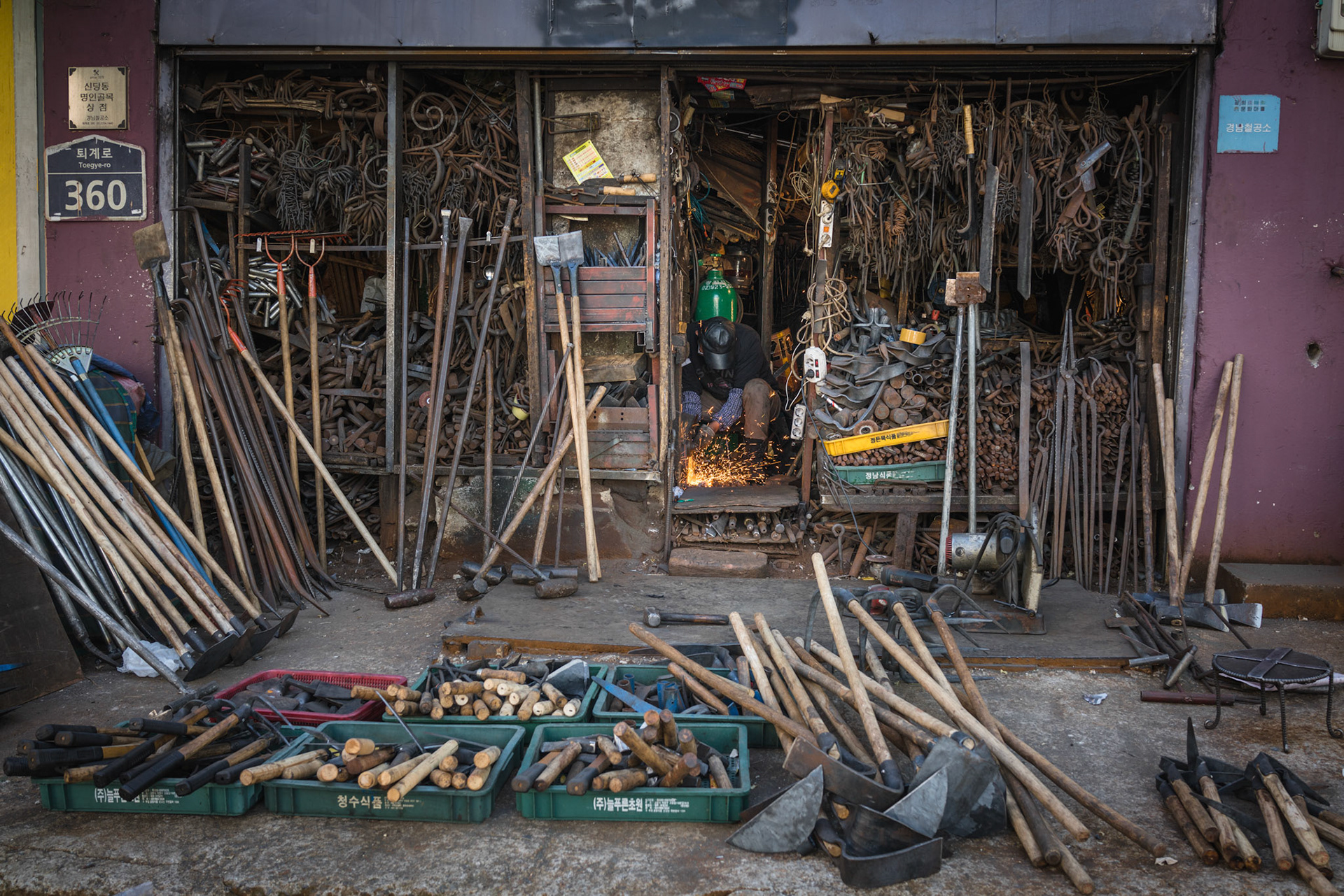 An ordinary craftsman on an ordinary street in Seoul.