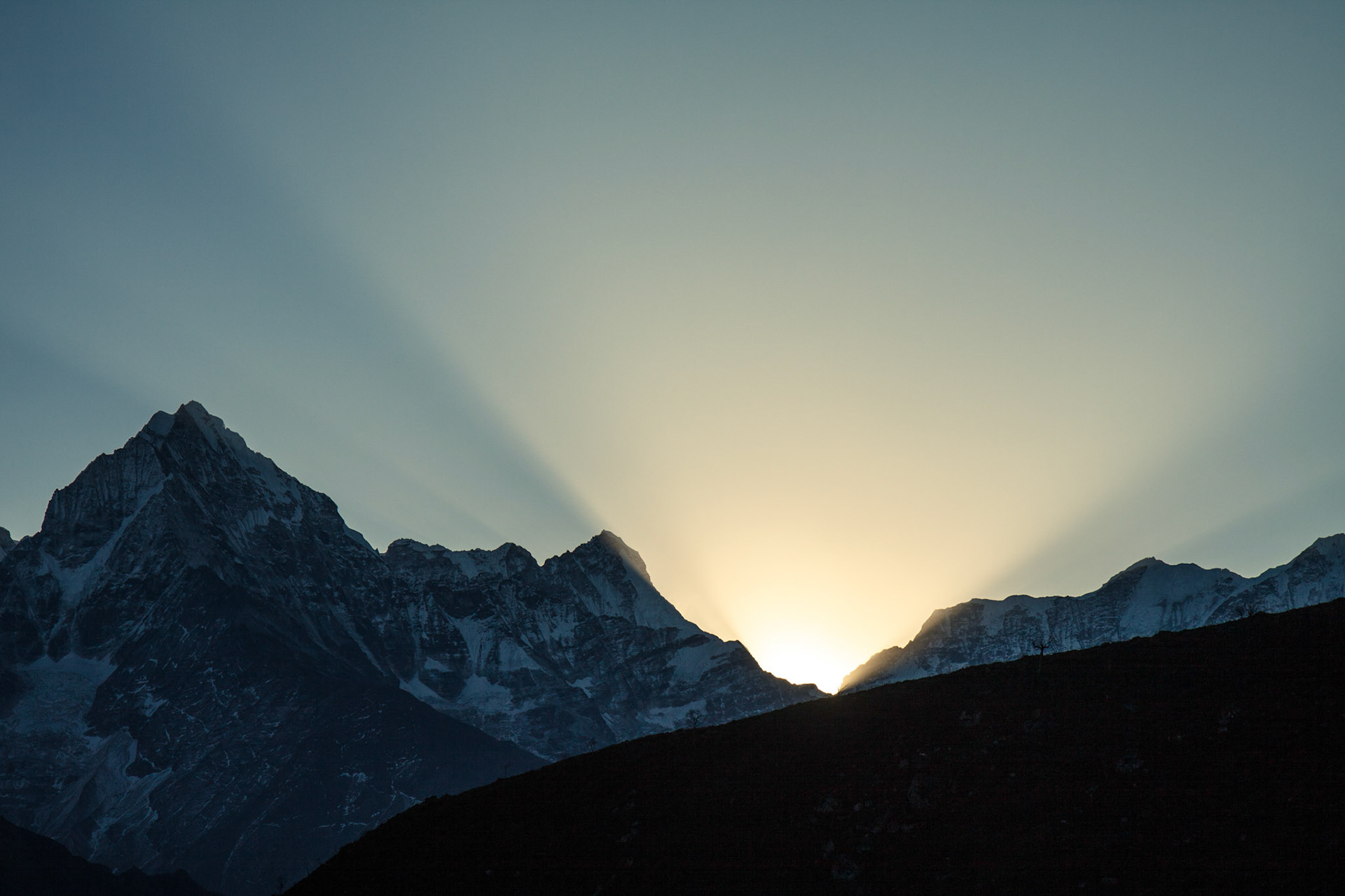 G-mornin'! Sun is peeking from behind.
